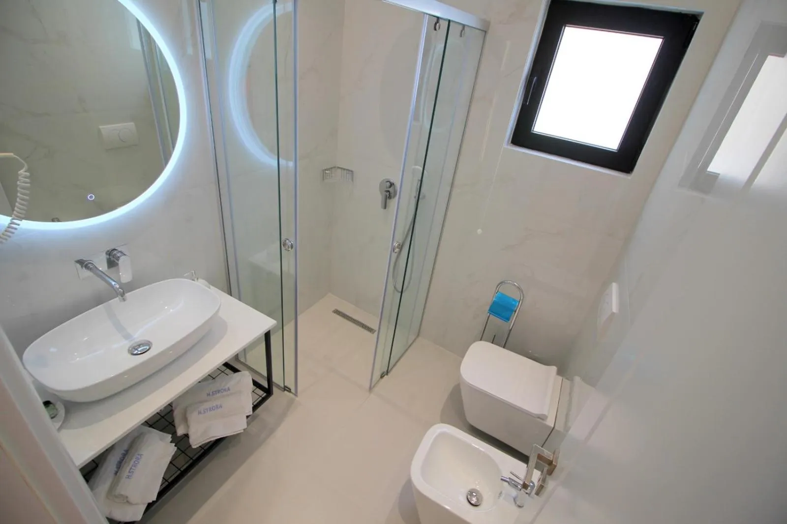 Shower in Hotel Strora