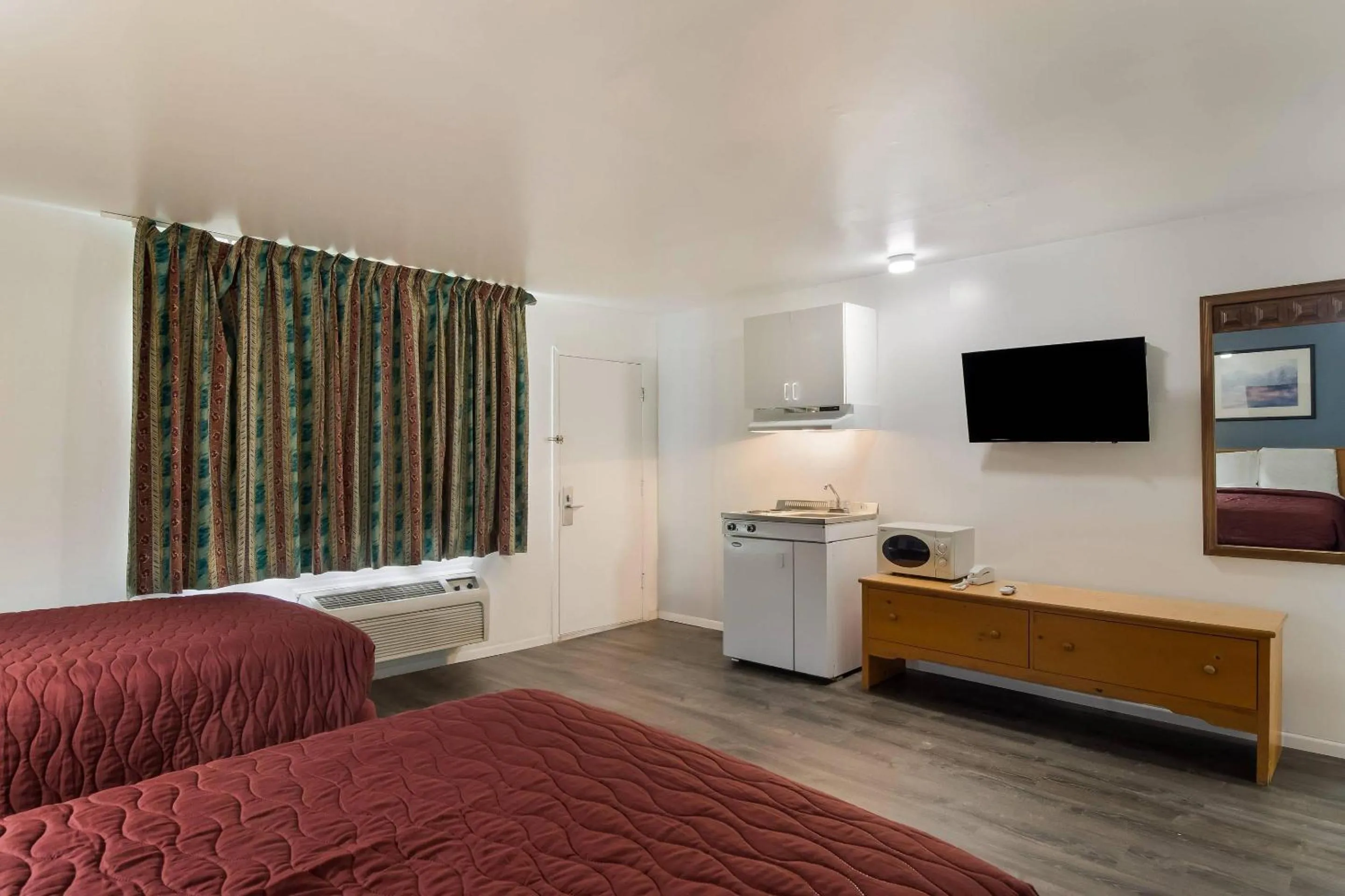 Bedroom, Bed in Rodeway Inn & Suites Sidney Historic Downtown I-80