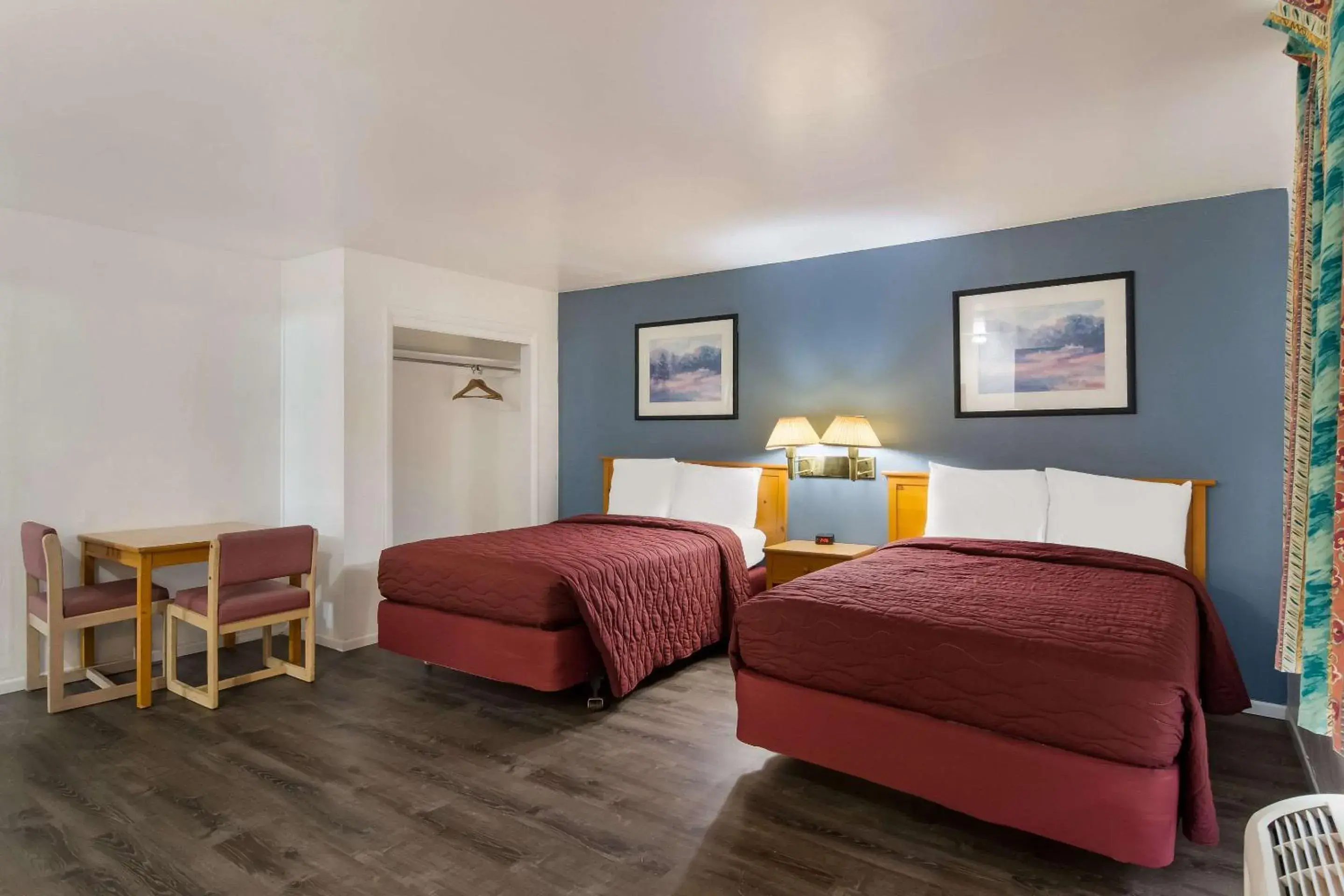 Bedroom, Bed in Rodeway Inn & Suites Sidney Historic Downtown I-80 Bedroom, Bed in Rodeway Inn & Suites Sidney Historic Downtown I-80