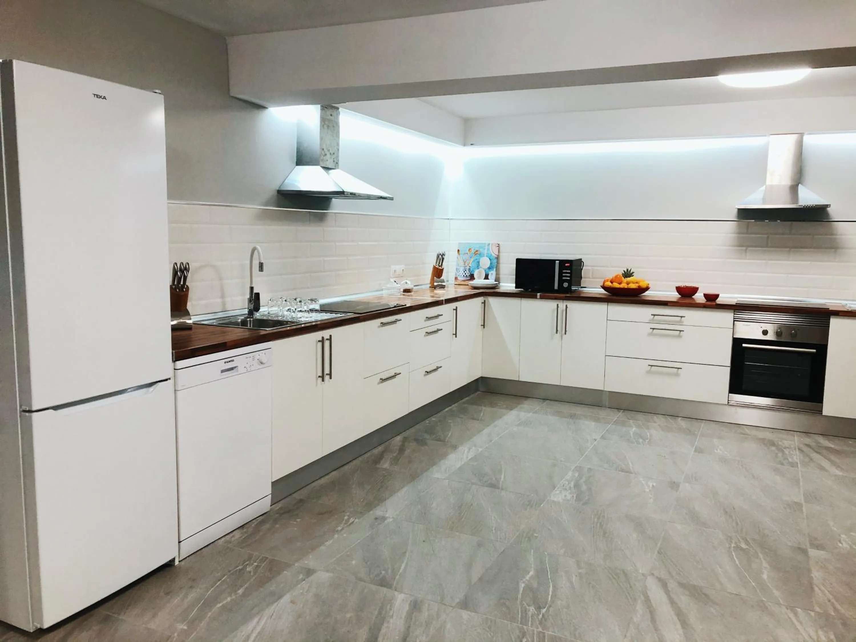 Communal kitchen in Villa 8 Islas