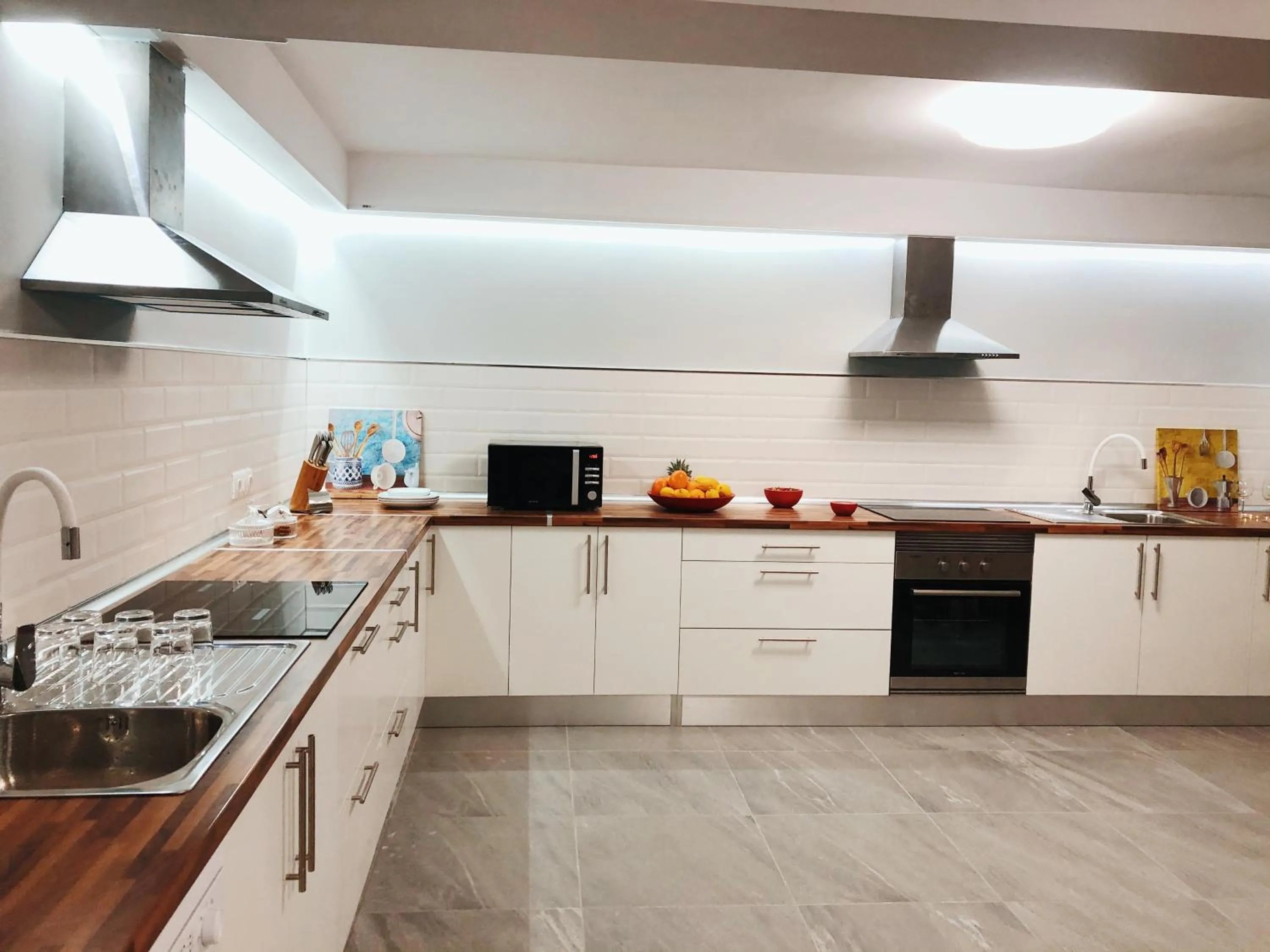 Communal kitchen in Villa 8 Islas