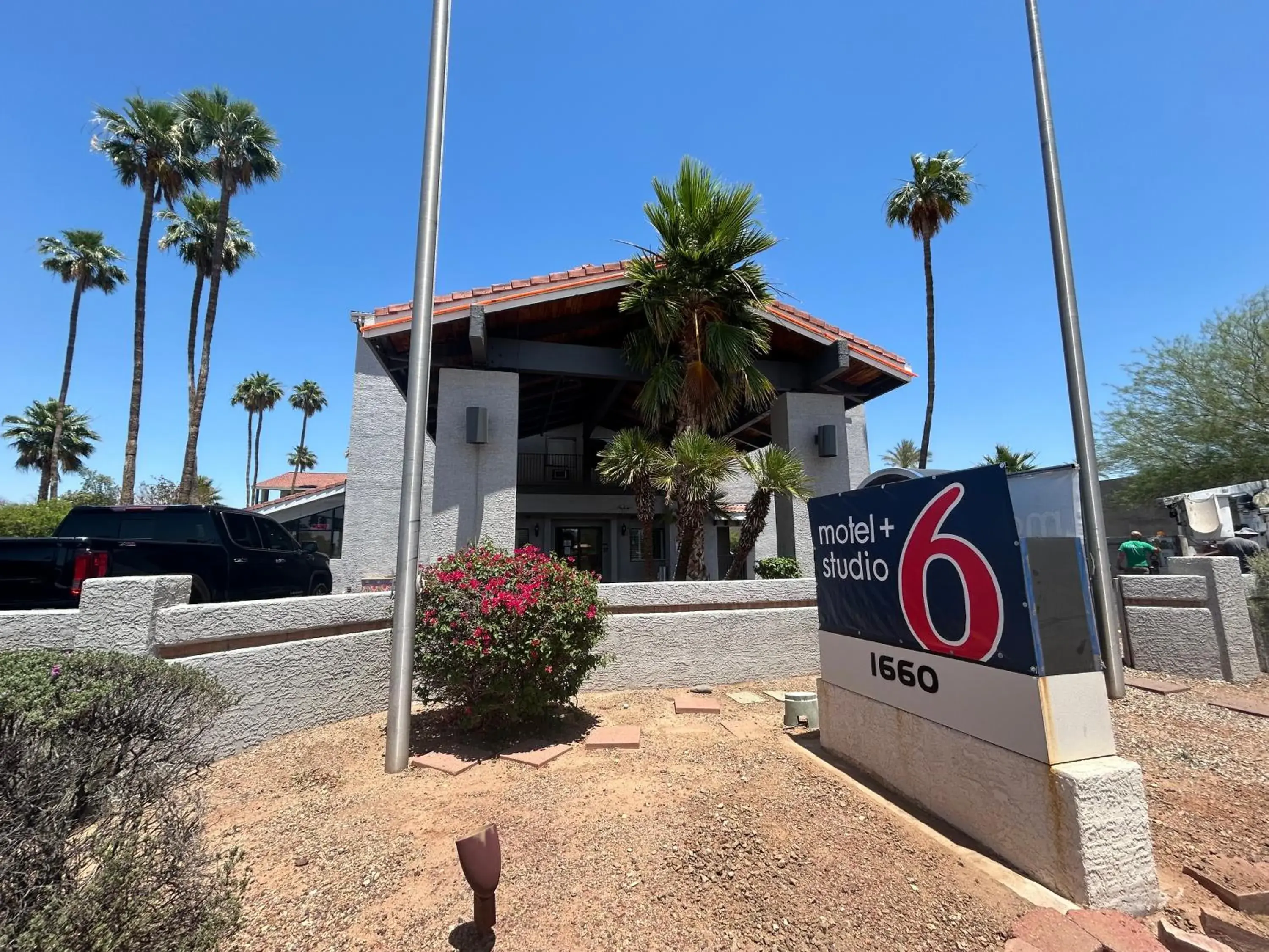 Property building in Motel 6 Tempe, AZ Elliot Road Property building in Motel 6 Tempe, AZ Elliot Road