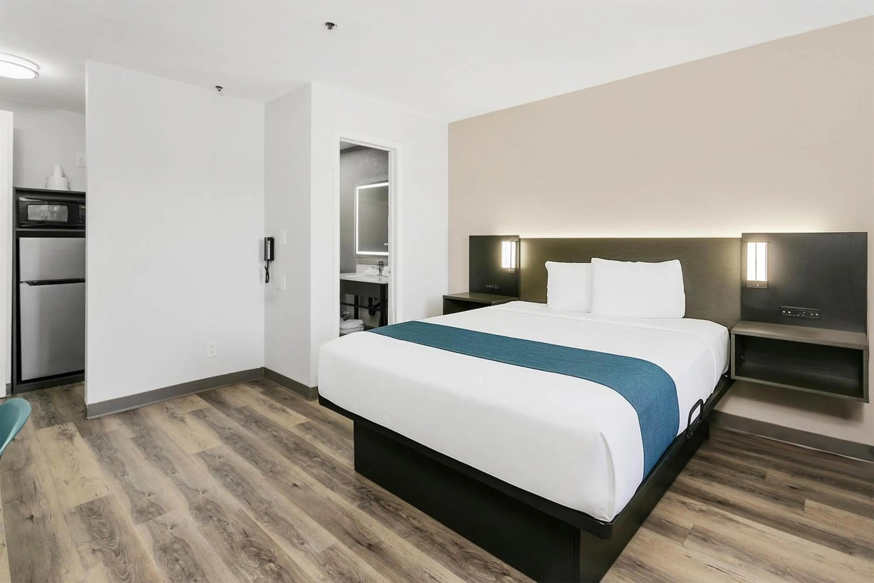 Bedroom, Bed in Motel 6 Tempe, AZ Elliot Road