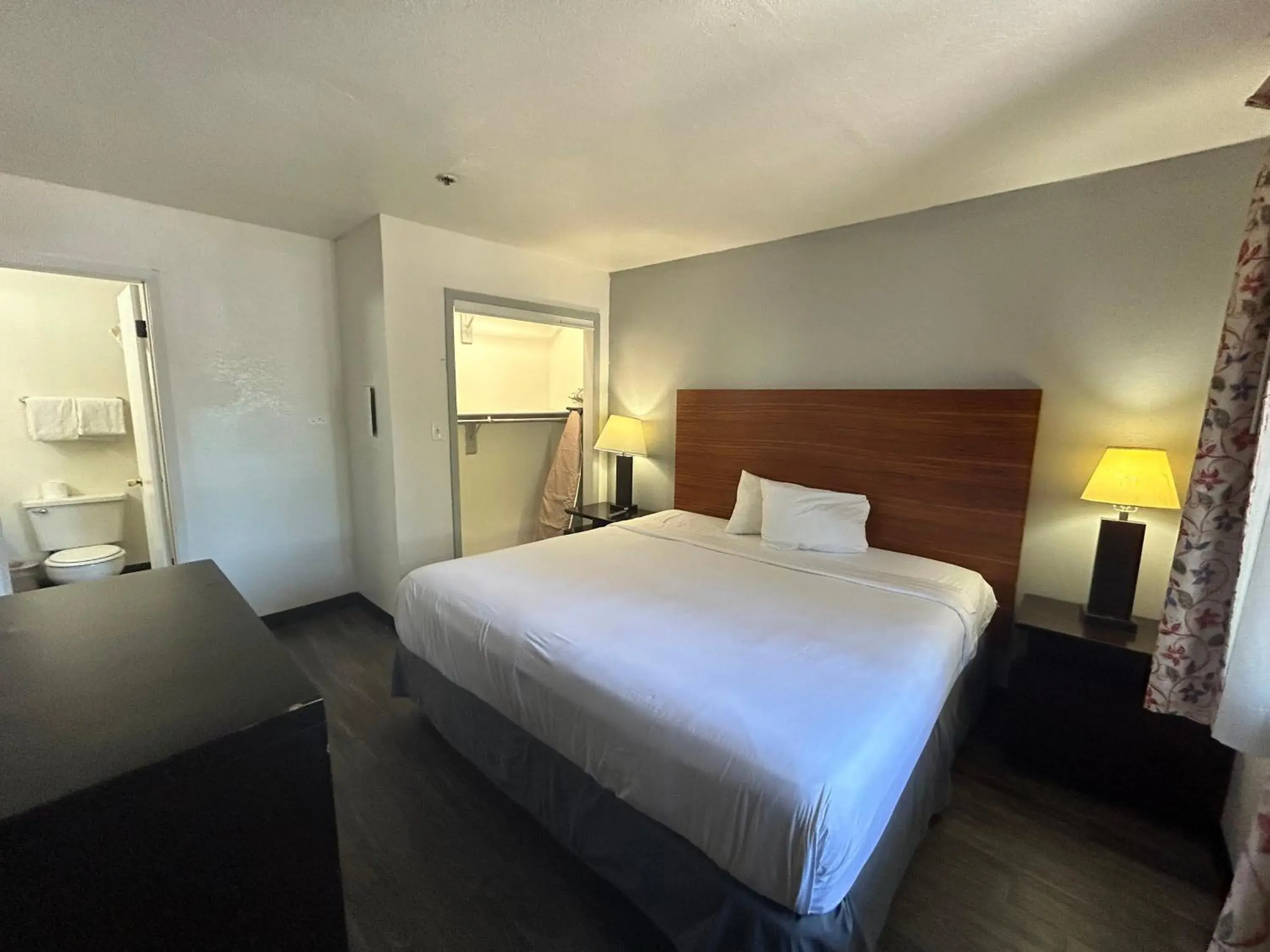 Bedroom, Bed in Motel 6 Tempe, AZ Elliot Road Bedroom, Bed in Motel 6 Tempe, AZ Elliot Road