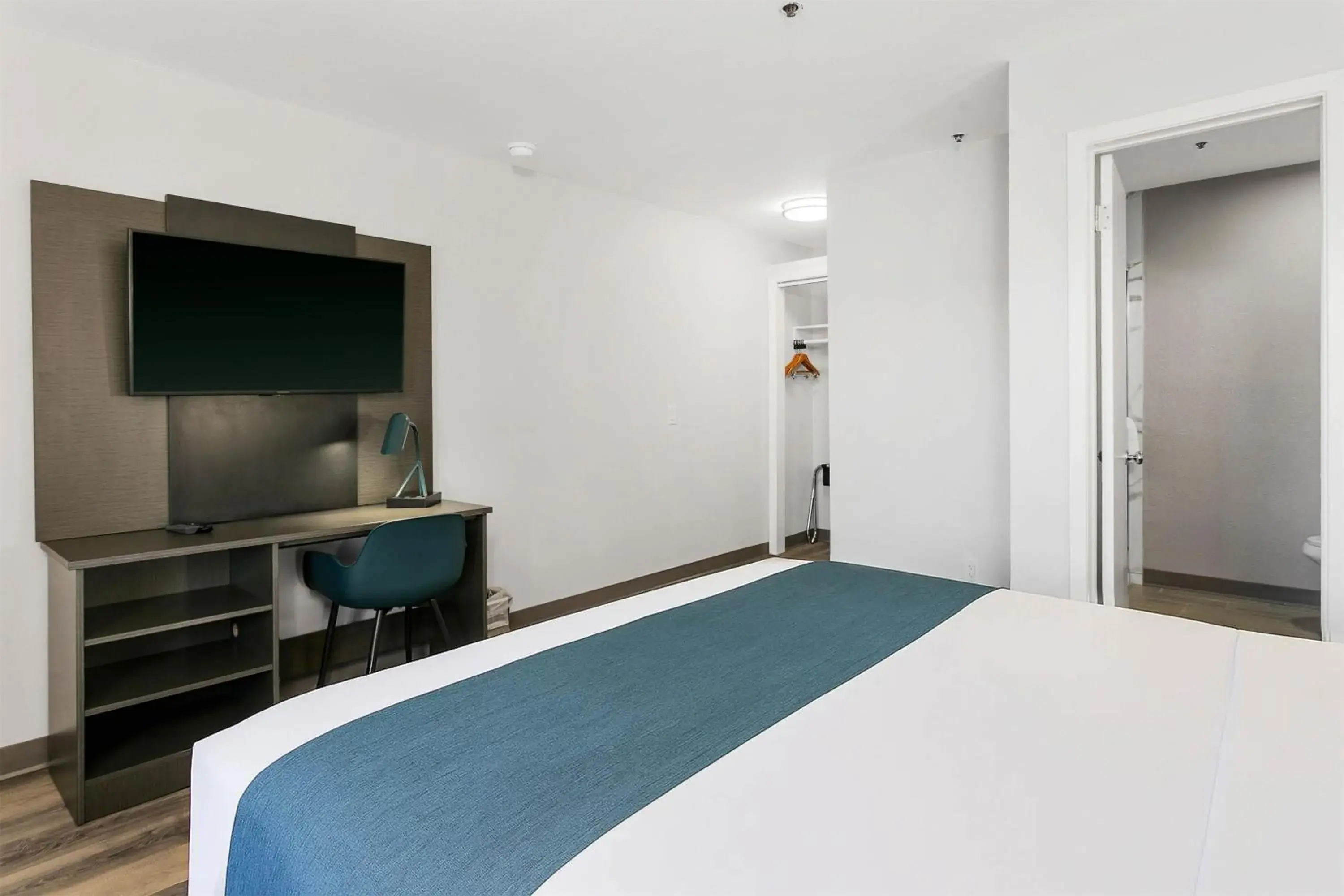 Bedroom, Bed in Motel 6 Tempe, AZ Elliot Road Bedroom, Bed in Motel 6 Tempe, AZ Elliot Road