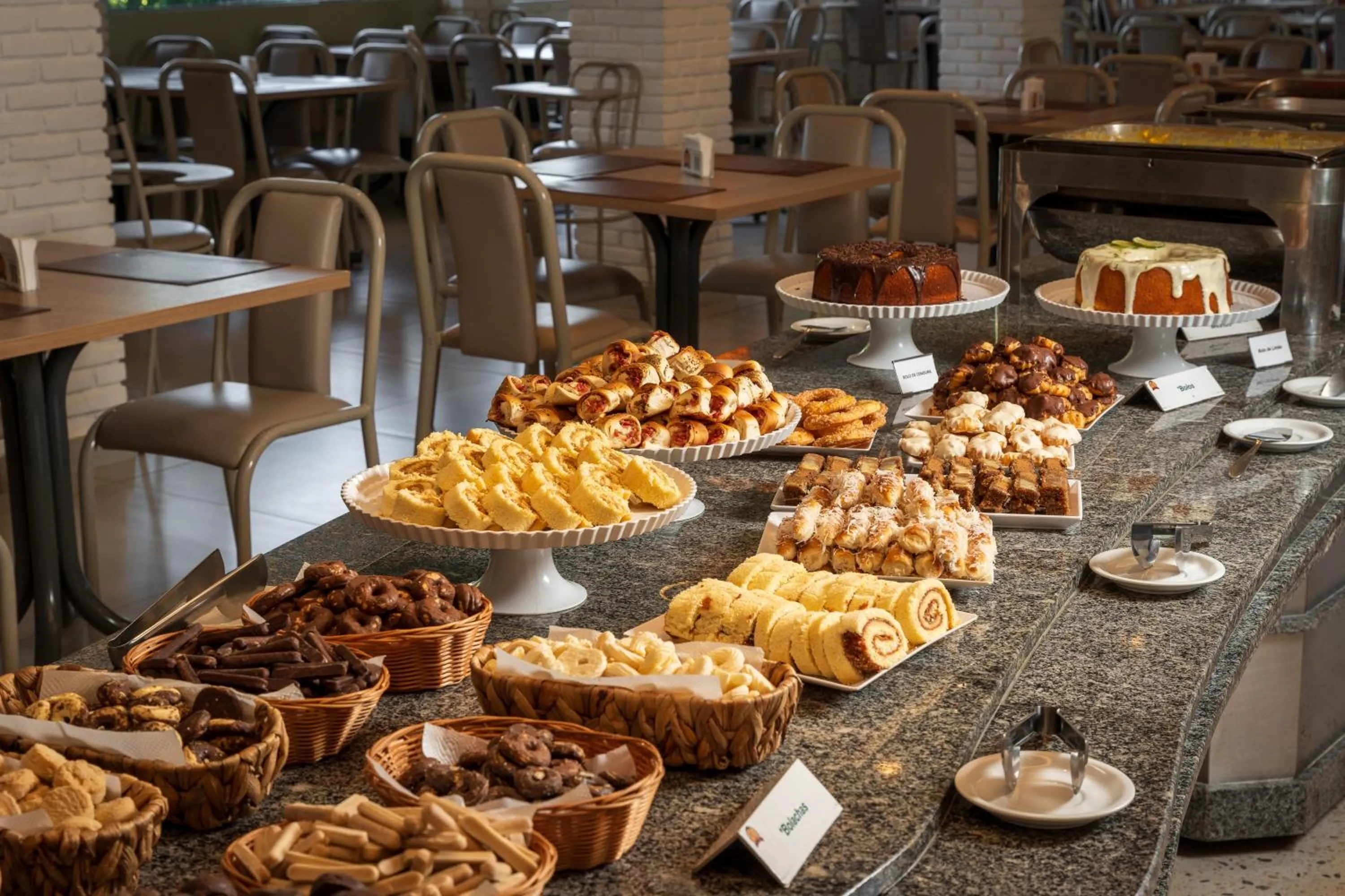 Restaurant/places to eat in Grinbergs Village Hotel