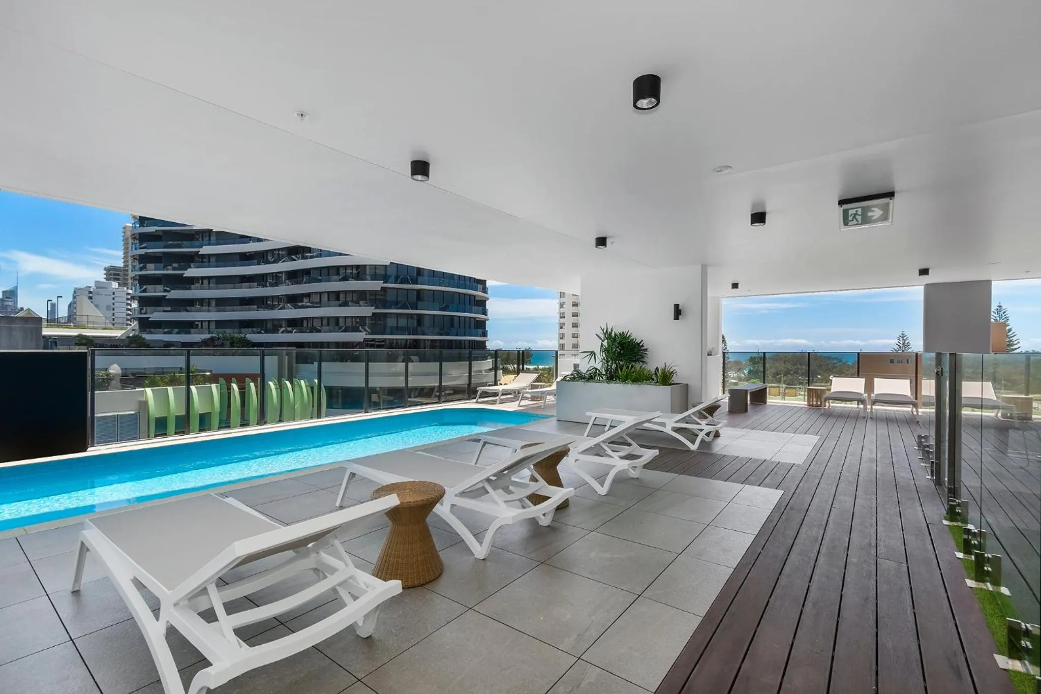 Swimming pool in Koko Broadbeach - Official