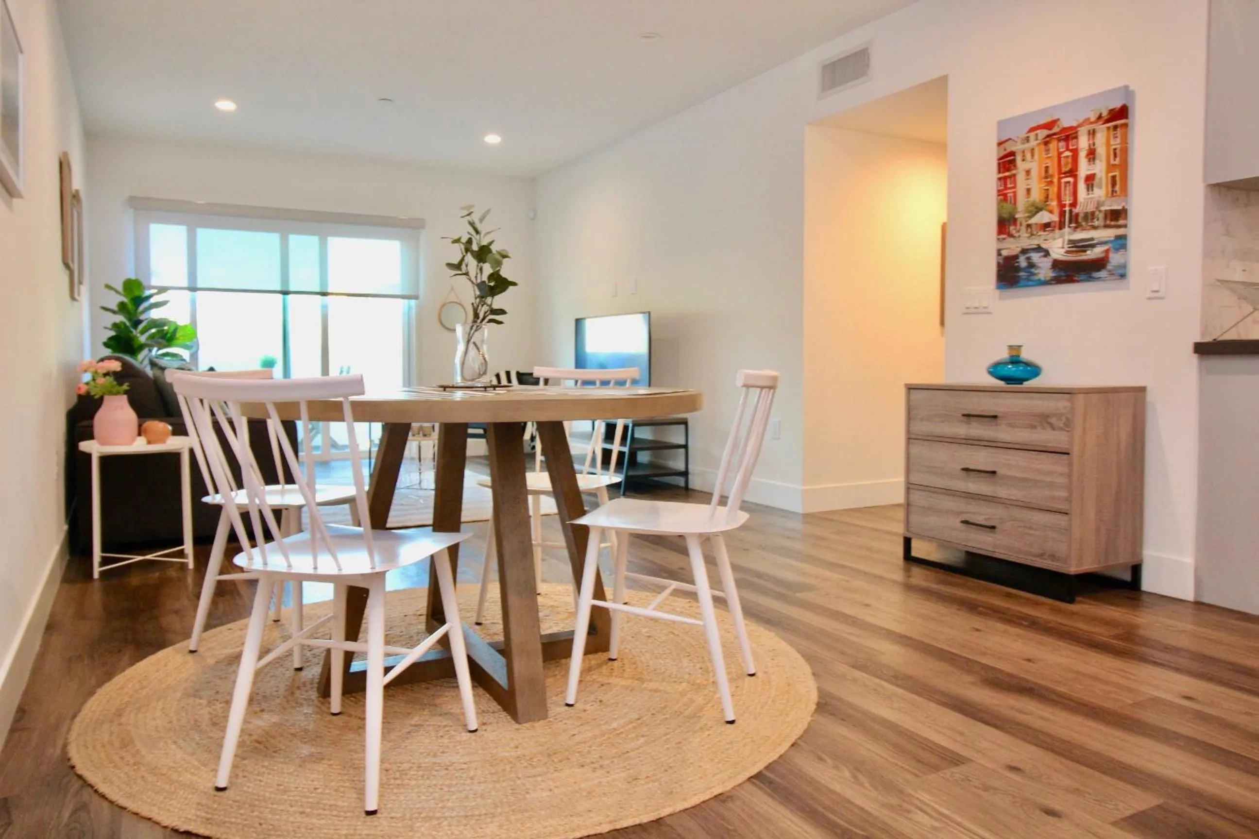 Dining area in Los Angeles Premium City Suites with Free Parking