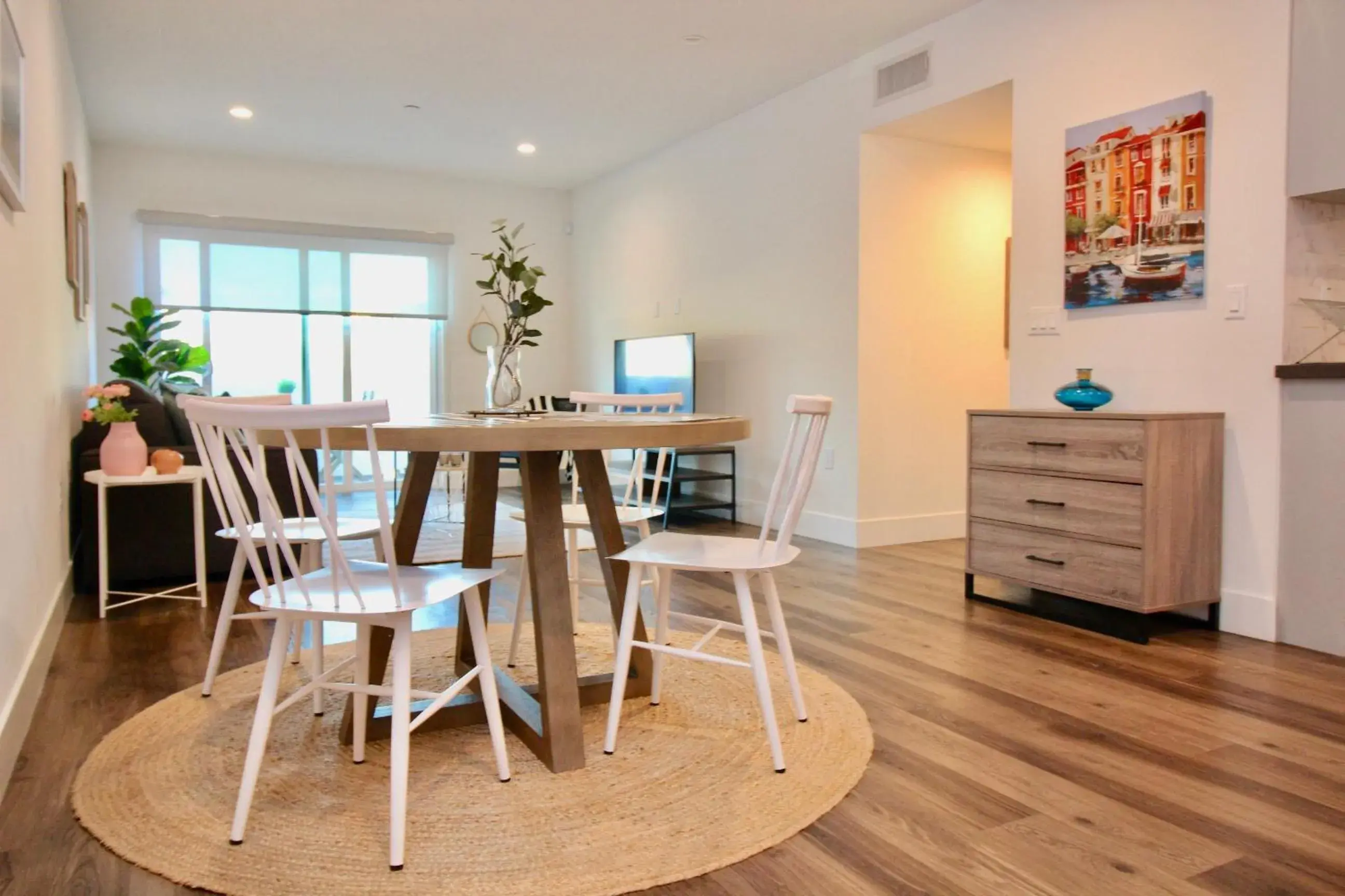 Dining area in Los Angeles Premium City Suites with Free Parking Dining area in Los Angeles Premium City Suites with Free Parking