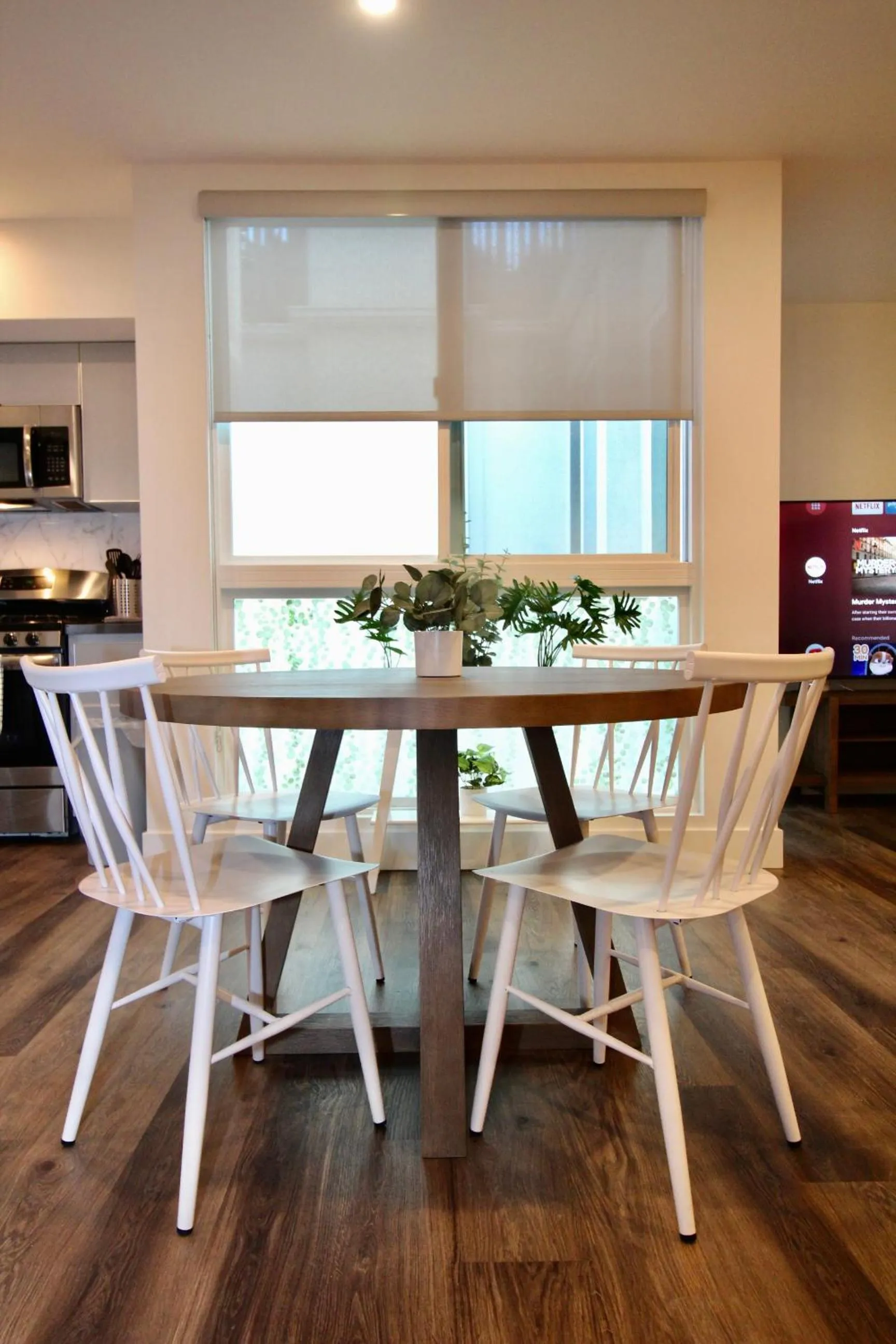 Dining area in Los Angeles Premium City Suites with Free Parking