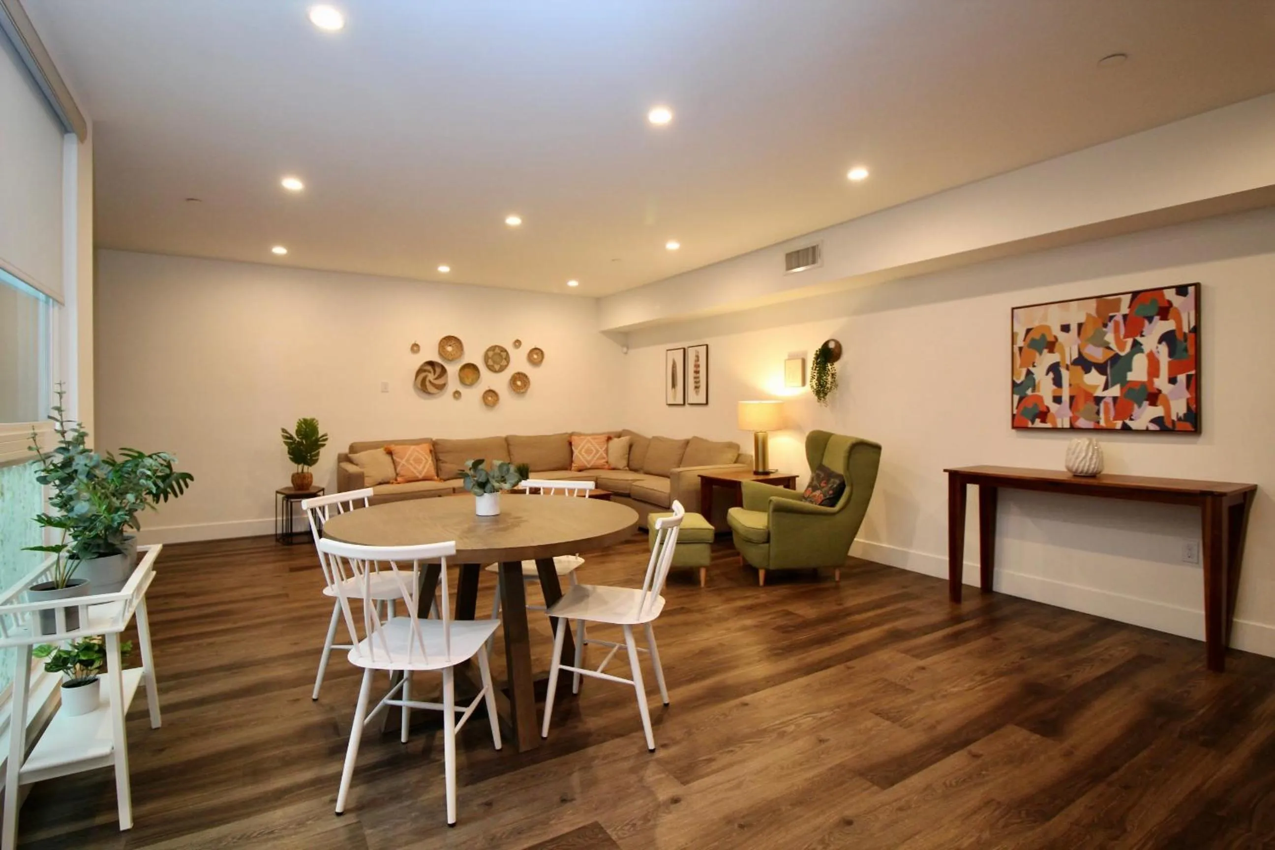 Living room in Los Angeles Premium City Suites with Free Parking