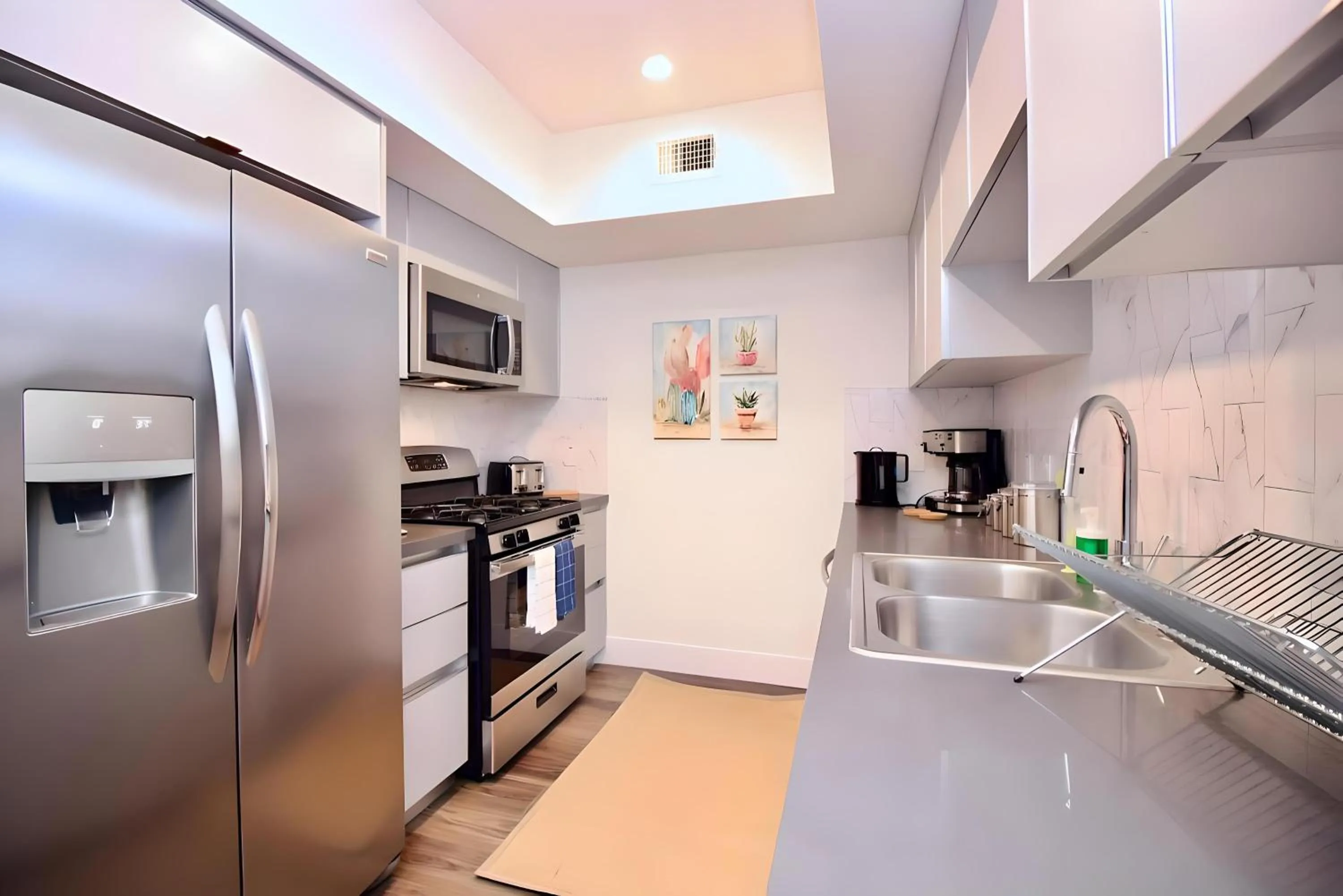 Kitchen or kitchenette in Los Angeles Premium City Suites with Free Parking