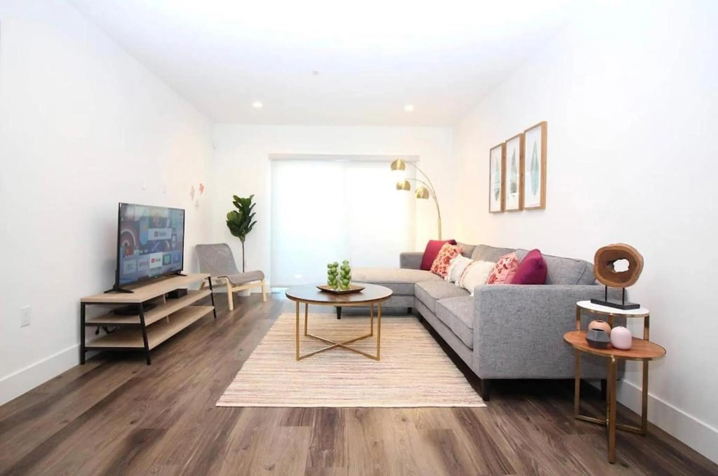 Property building in Los Angeles Premium City Suites with Free Parking