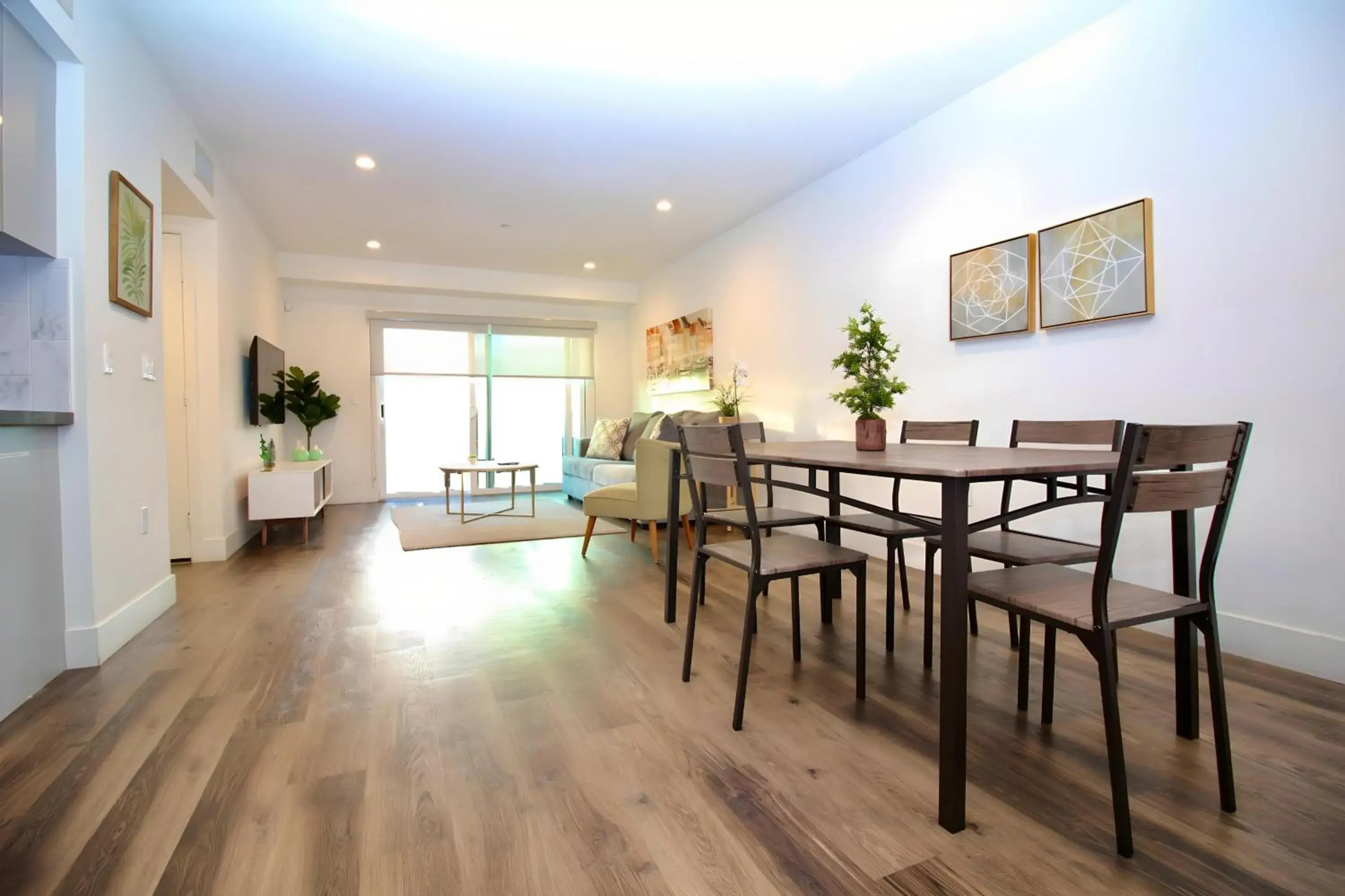 Living room in Los Angeles Premium City Suites with Free Parking Living room in Los Angeles Premium City Suites with Free Parking