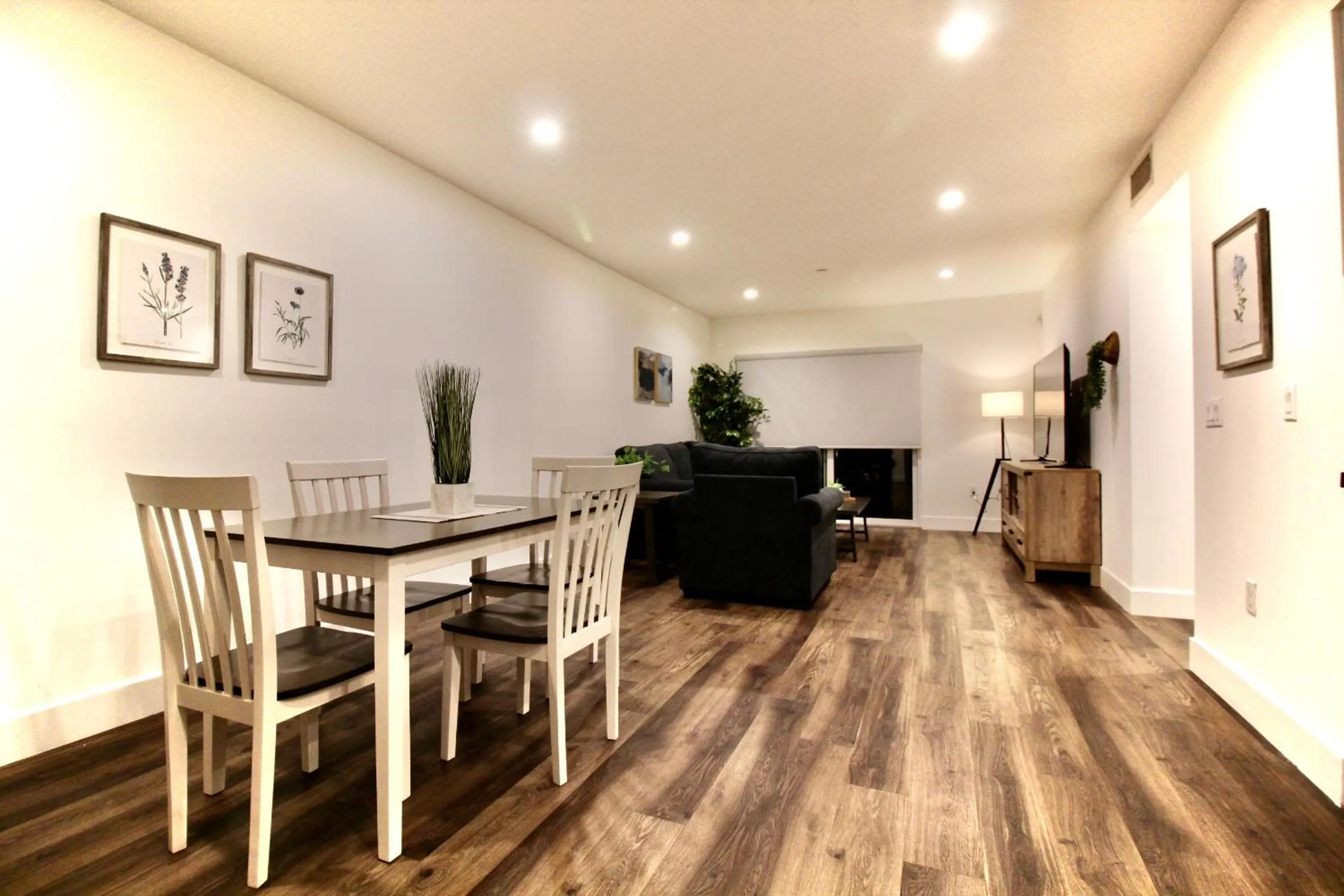 Living room in Los Angeles Premium City Suites with Free Parking