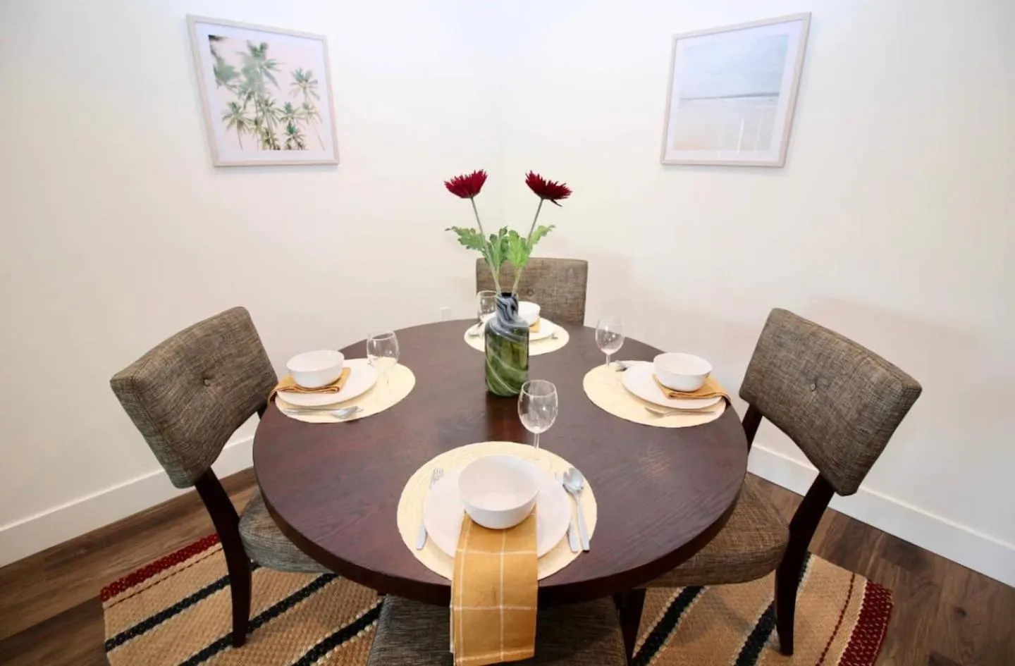 Dining area in Los Angeles Premium City Suites with Free Parking
