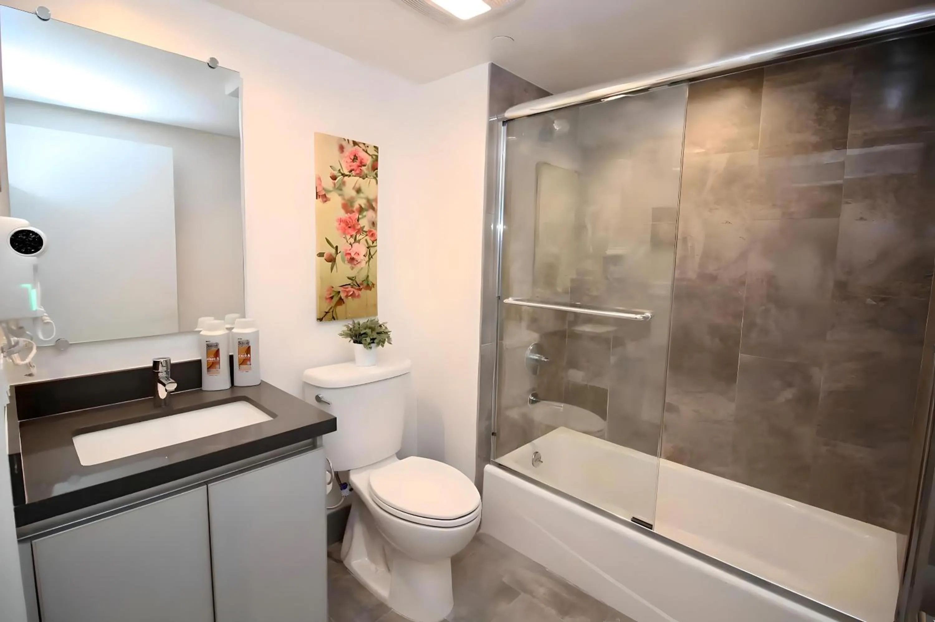 Bathroom in Los Angeles Premium City Suites with Free Parking