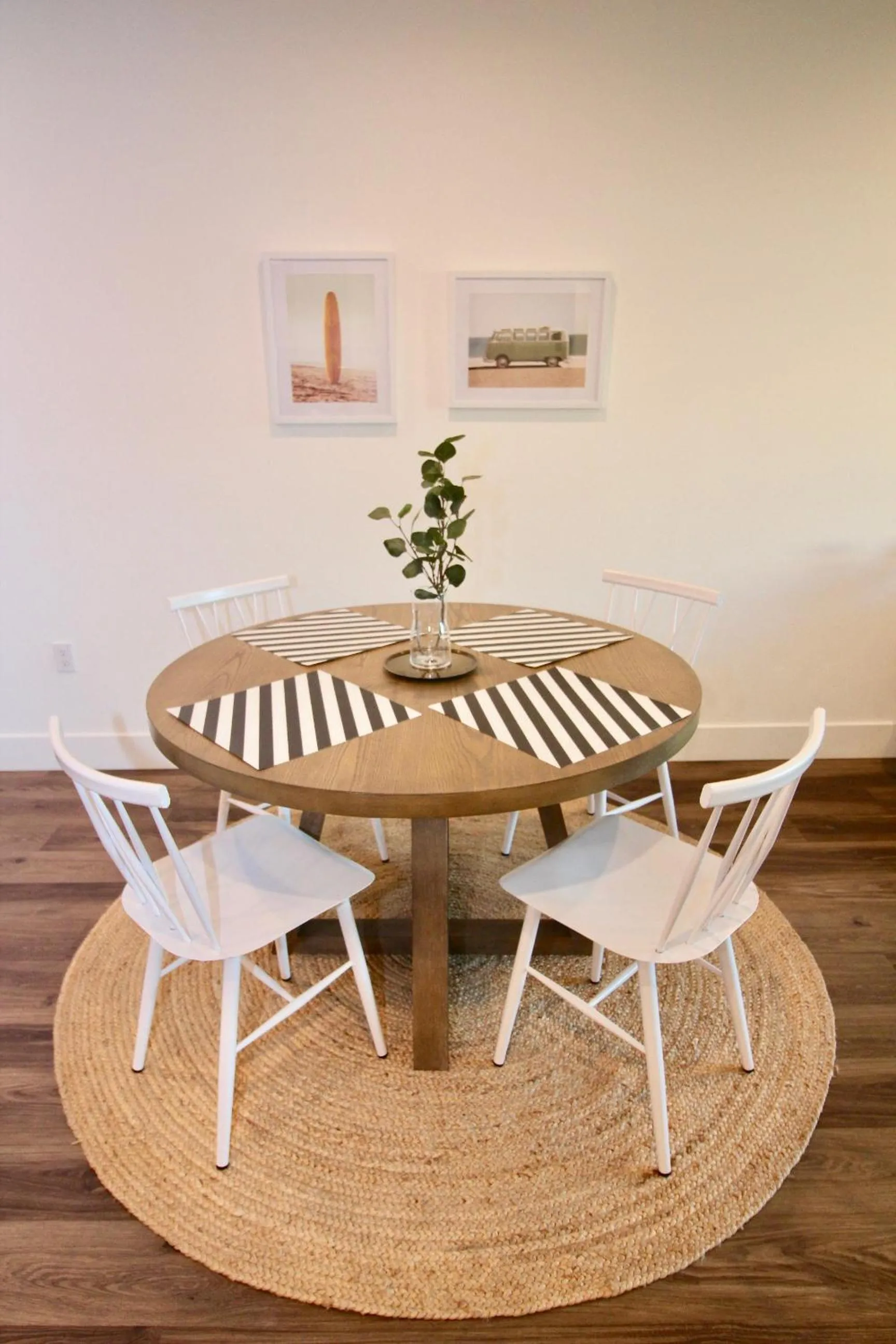 Dining area in Los Angeles Premium City Suites with Free Parking