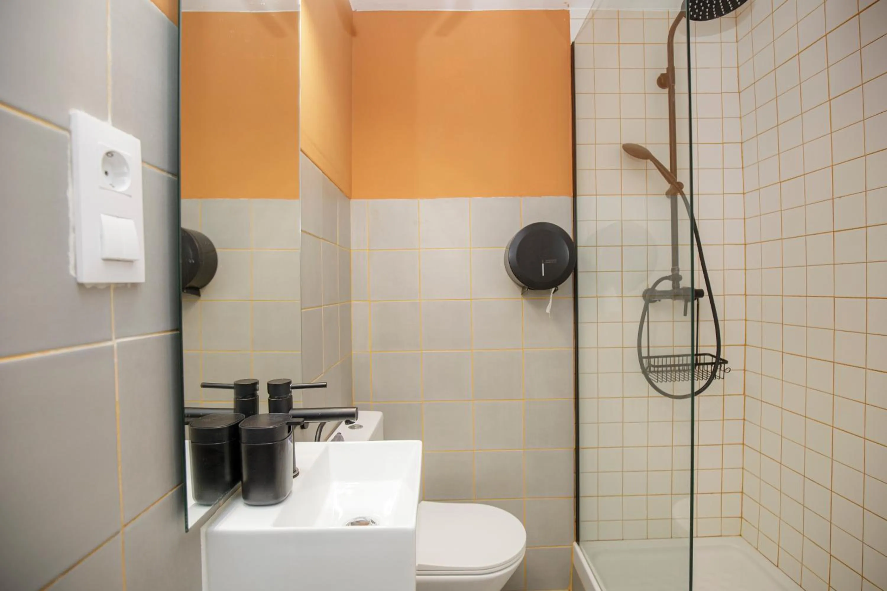 Shower in Onefam Paralelo