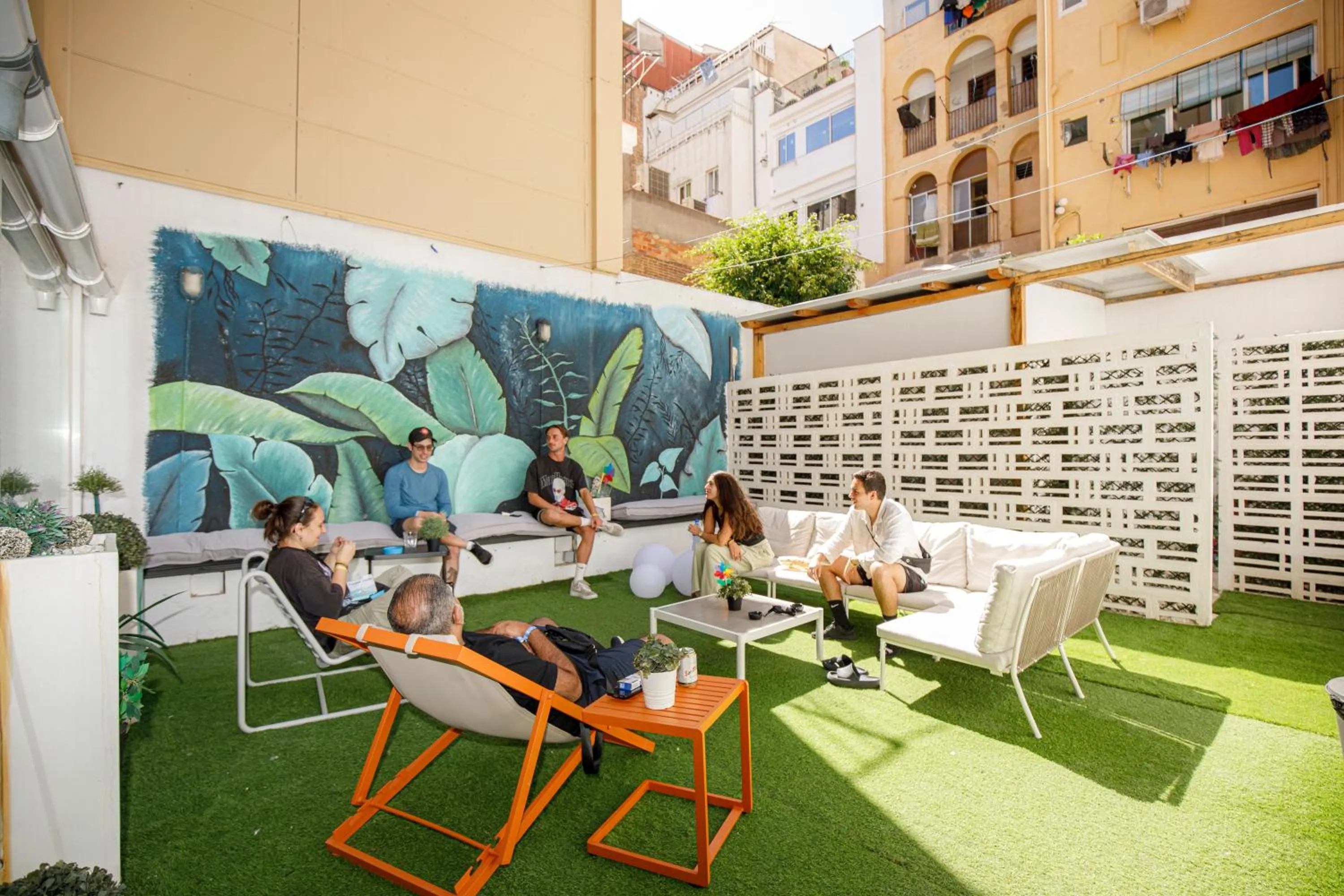 People in Onefam Paralelo