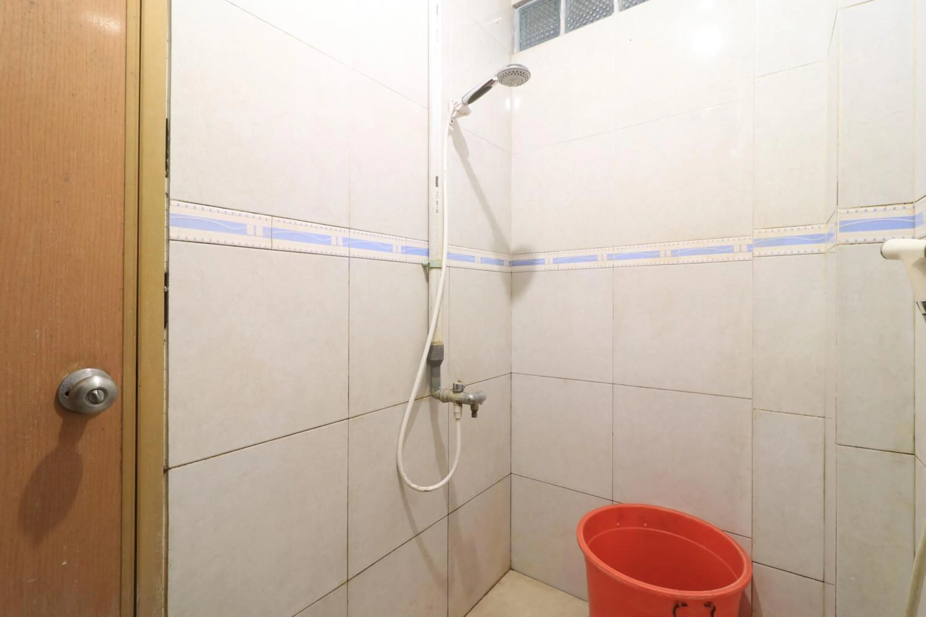 Shower in Eiffel Residence Batu Tulis 37 - Female Only
