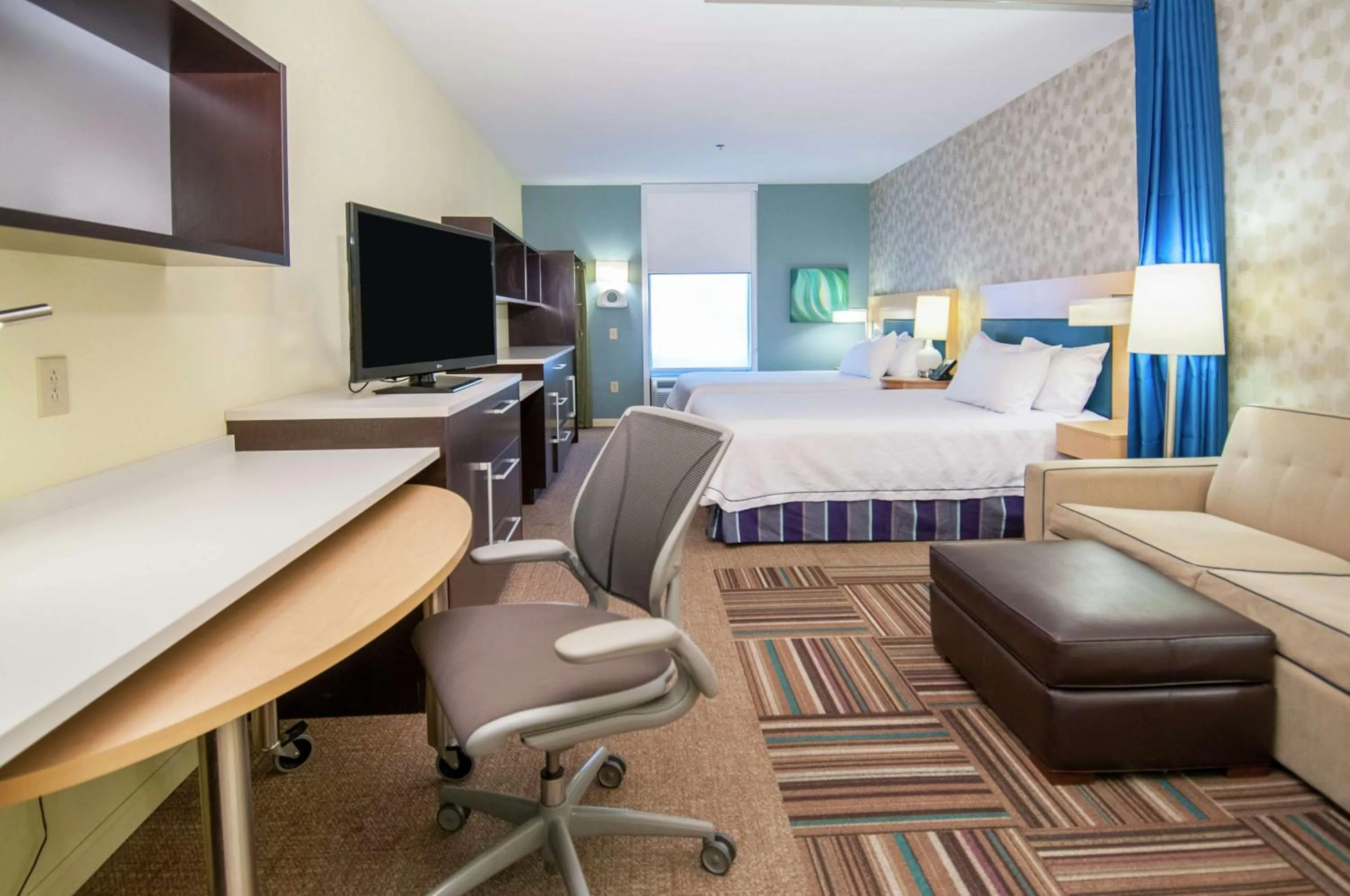 Living room, Bed in Home2 Suites by Hilton Ridgeland