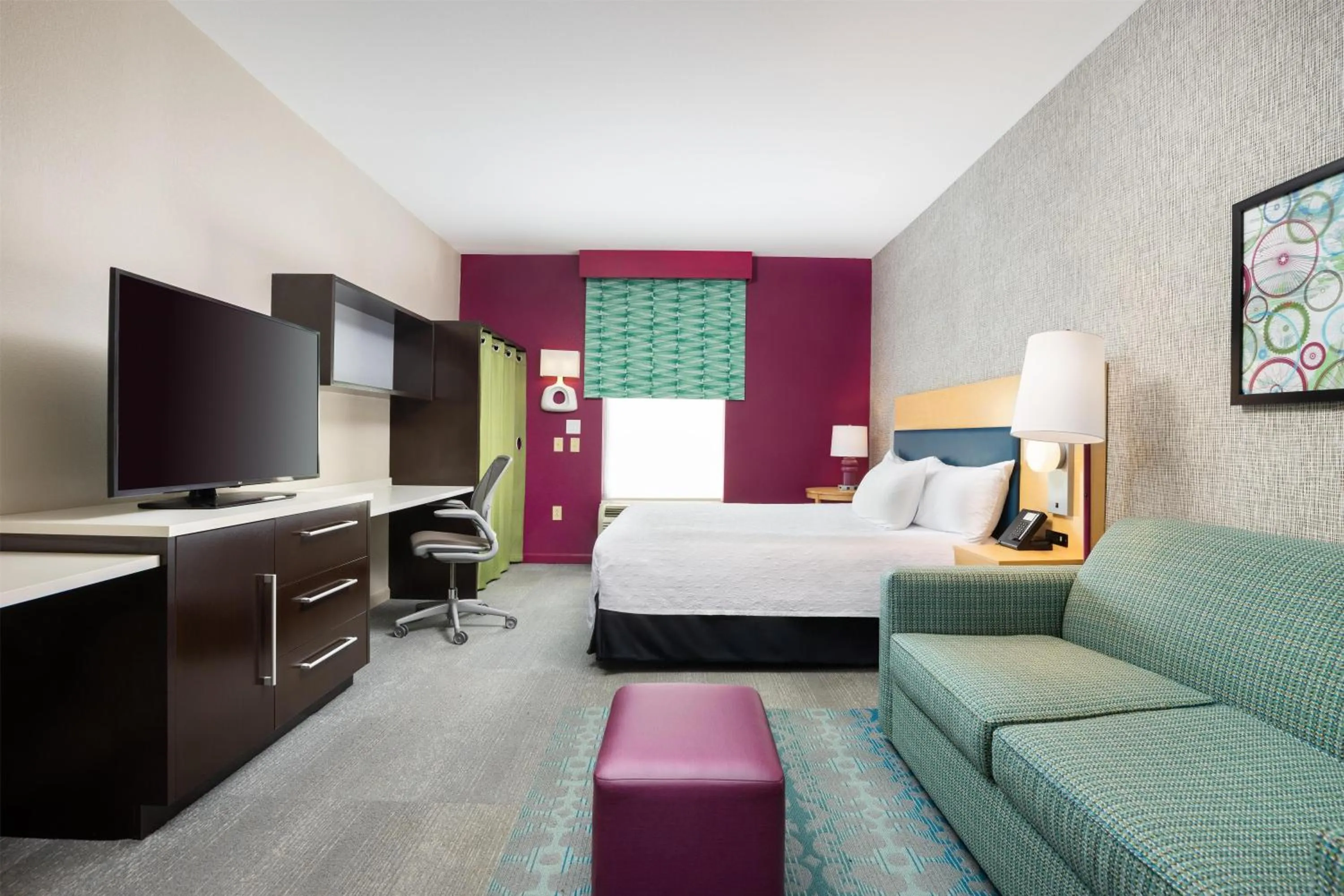 Living room, Bed in Home2 Suites by Hilton Ridgeland