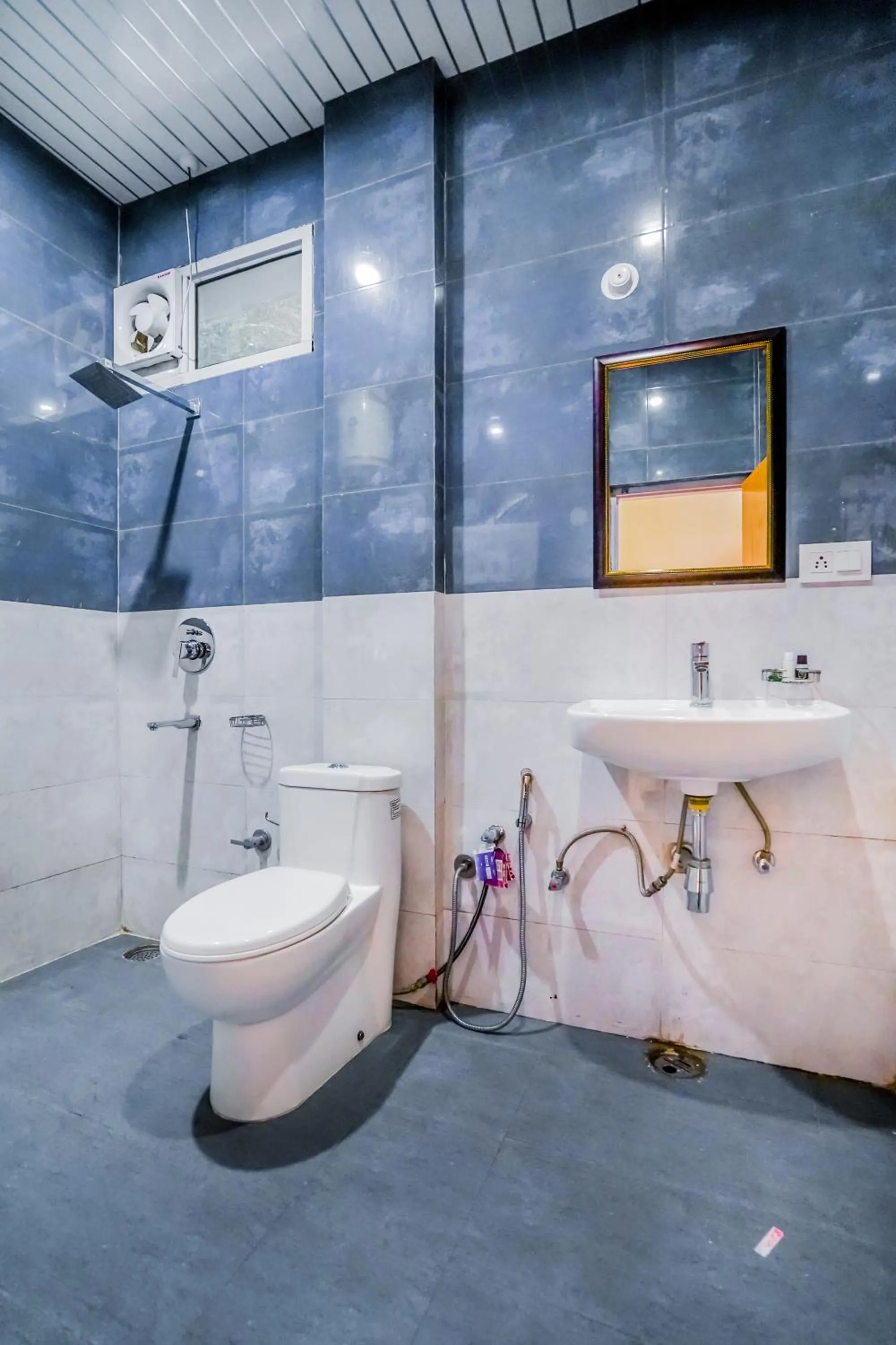 Shower in The Bunksters Mcleodganj, Dharmkot