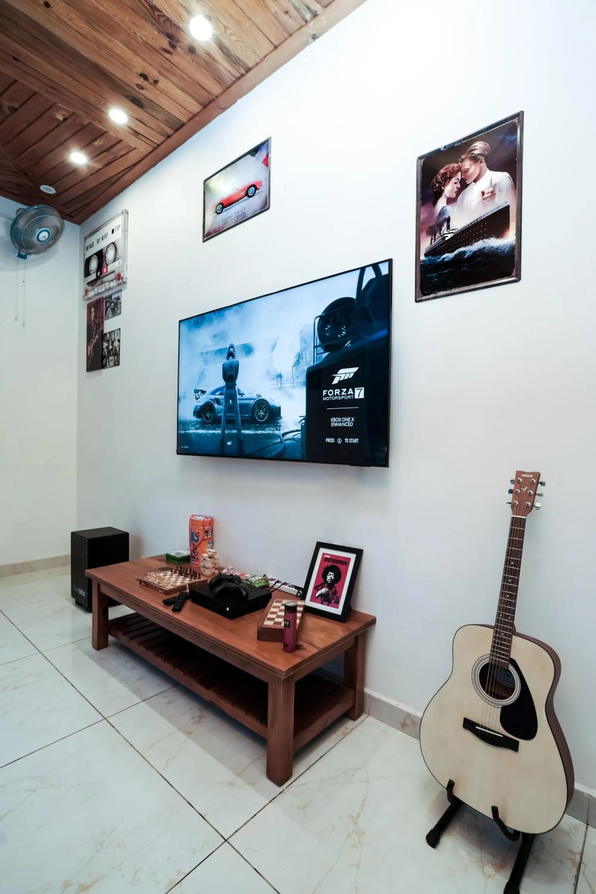 Communal lounge/ TV room in The Bunksters Mcleodganj, Dharmkot