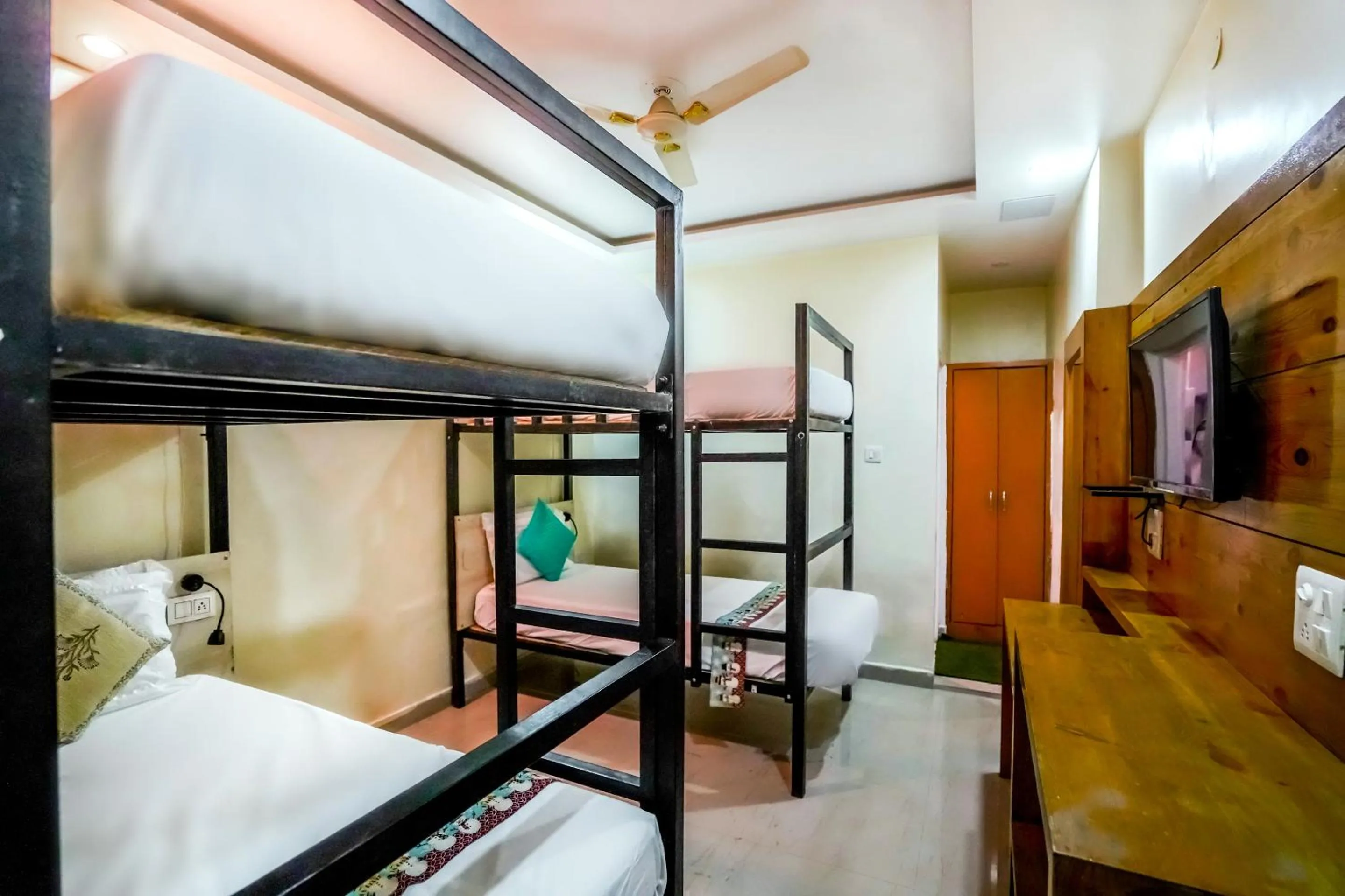 Communal lounge/ TV room, Bed in The Bunksters Mcleodganj, Dharmkot