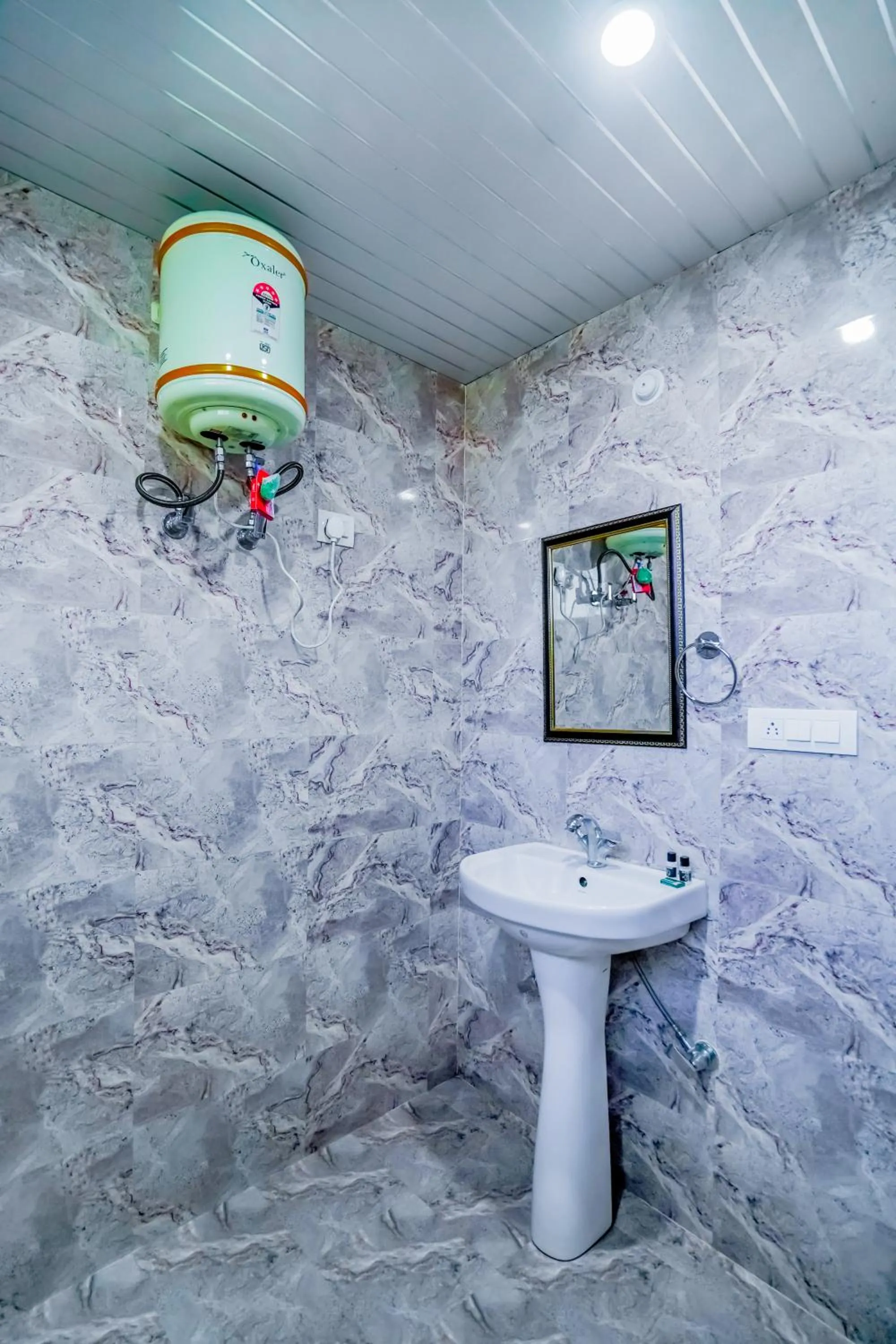 Shower in The Bunksters Mcleodganj, Dharmkot