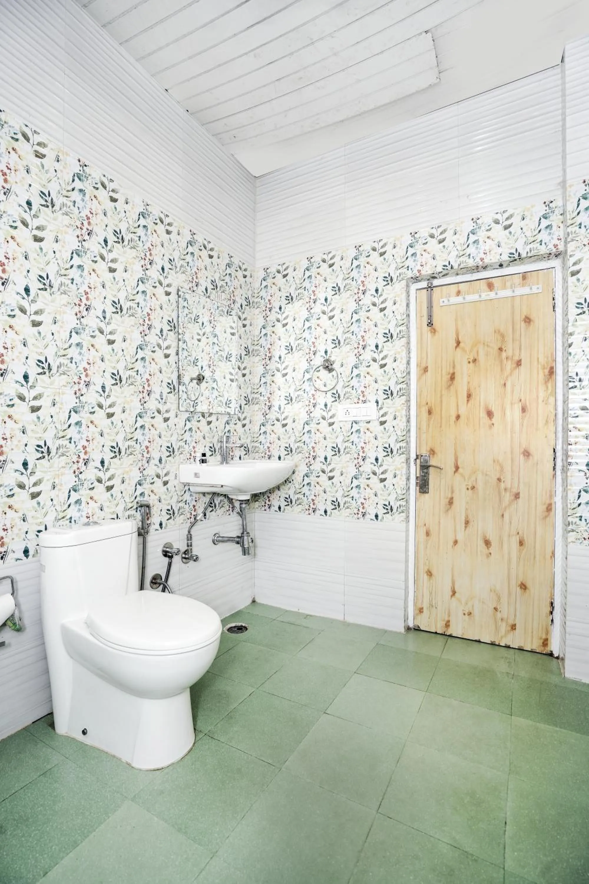 Shower in The Bunksters Mcleodganj, Dharmkot