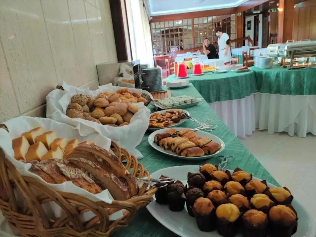 Buffet breakfast in Hotel Colmeia Buffet breakfast in Hotel Colmeia