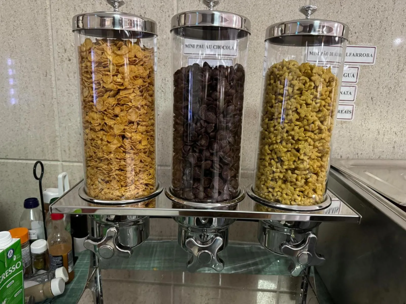 Buffet breakfast in Hotel Colmeia