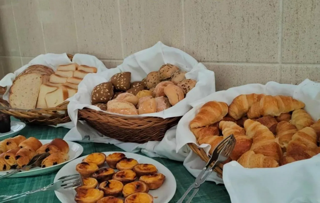 Buffet breakfast in Hotel Colmeia