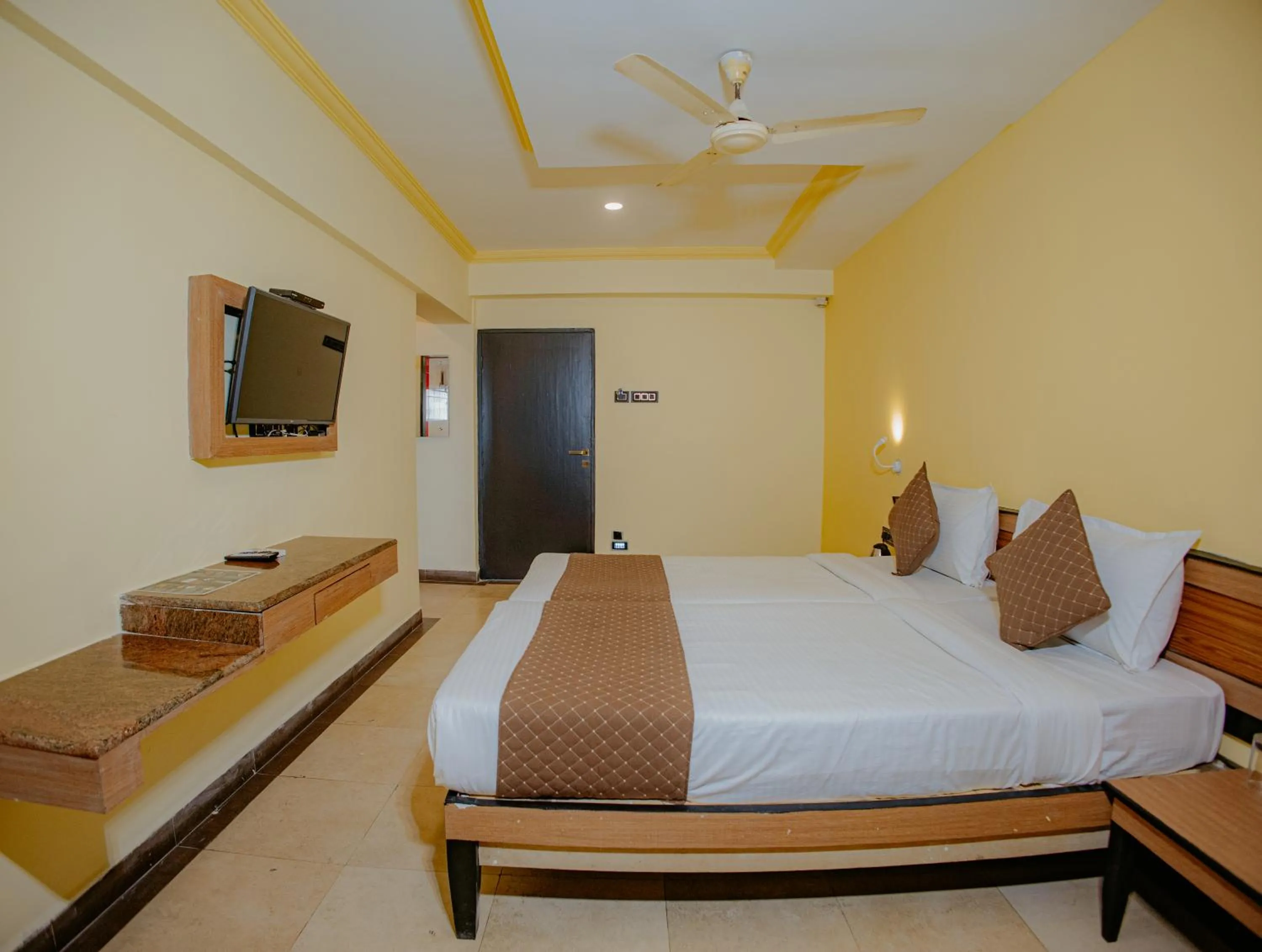 TV and multimedia, Bed in Om Shiv Hotel