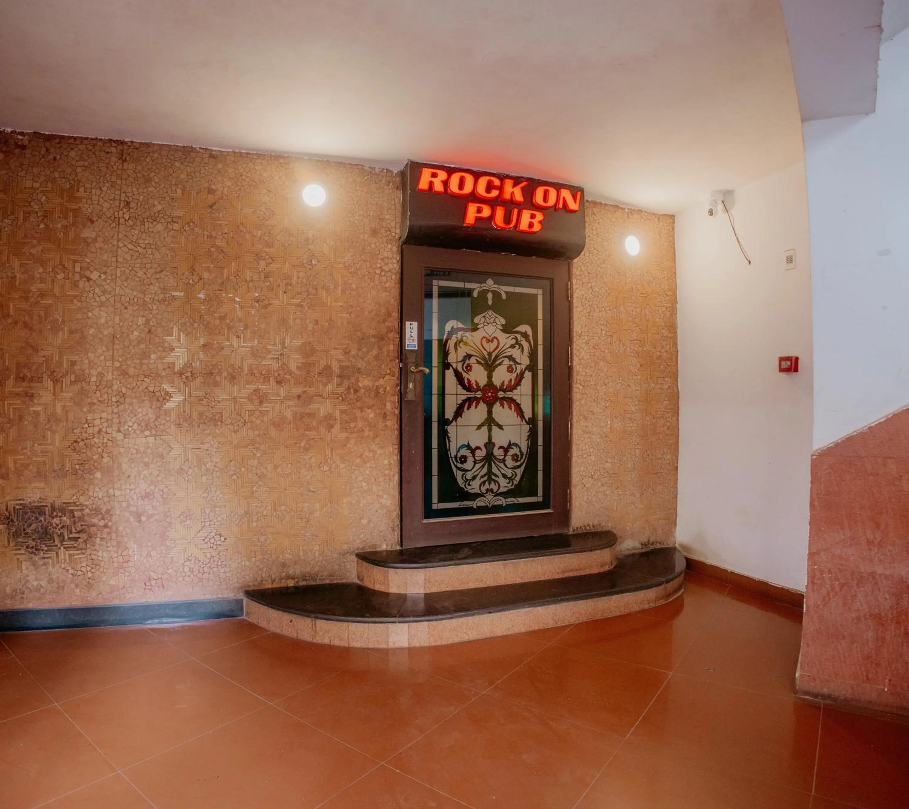 Restaurant/places to eat in Om Shiv Hotel