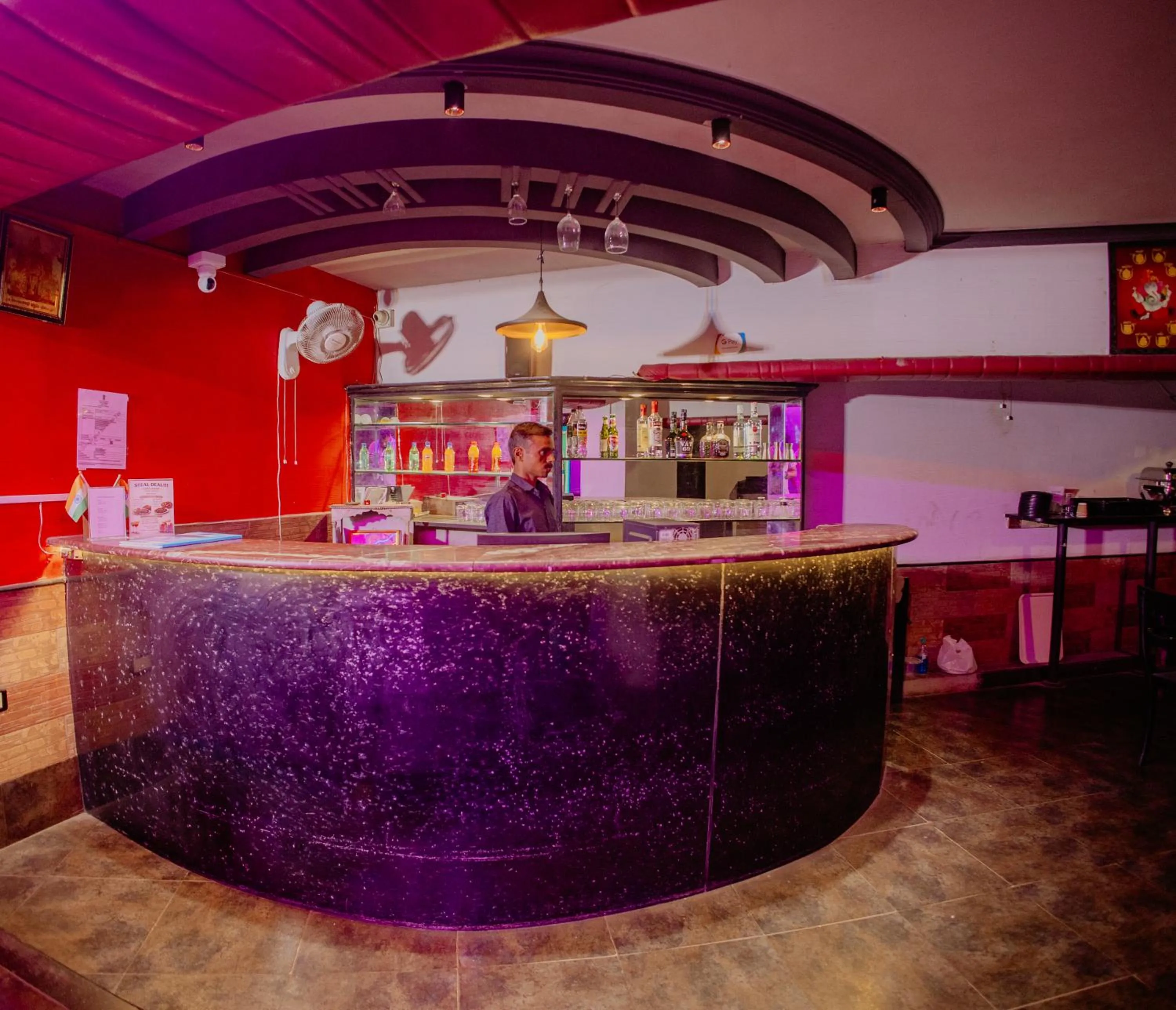 Restaurant/places to eat in Om Shiv Hotel