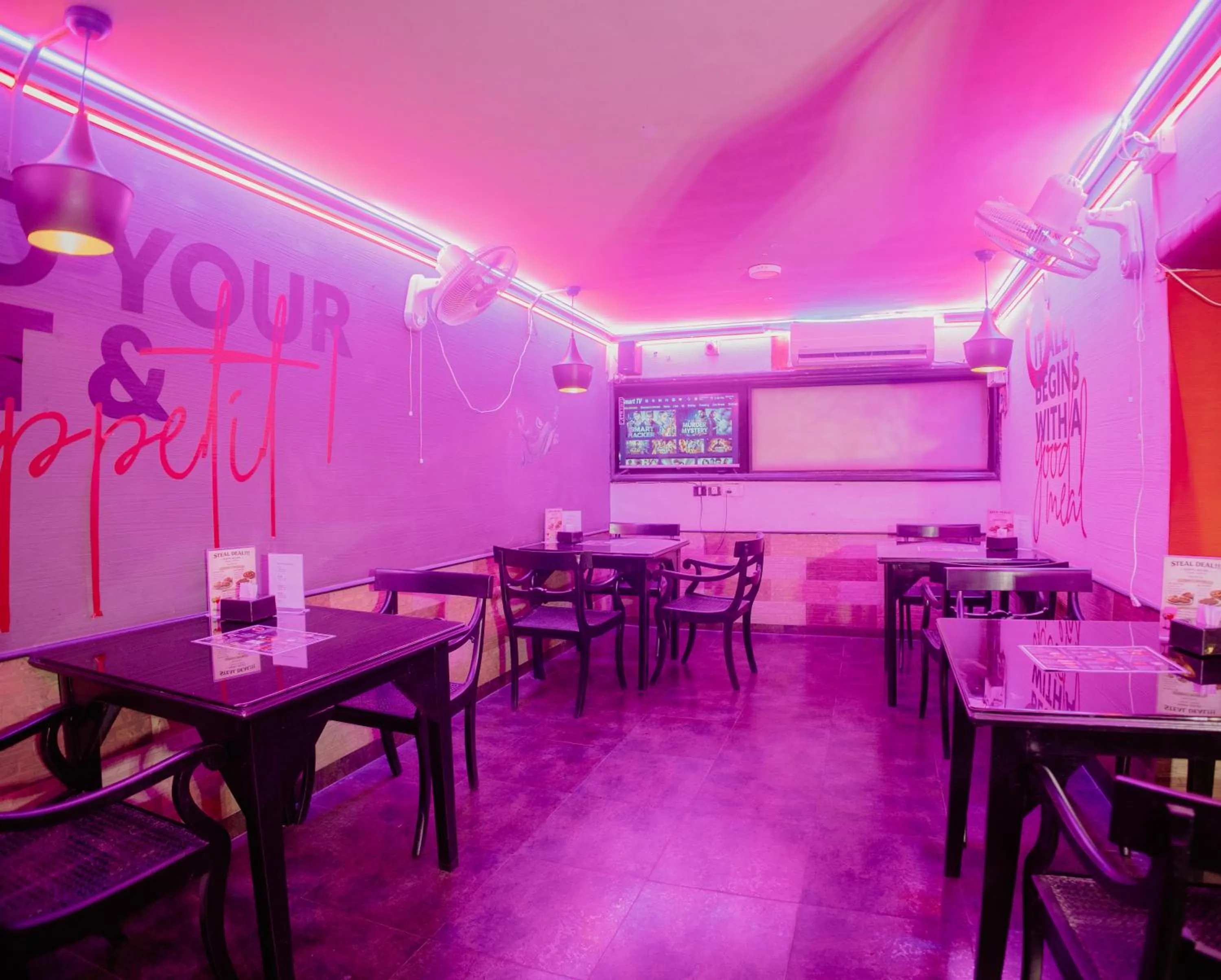 Restaurant/places to eat in Om Shiv Hotel