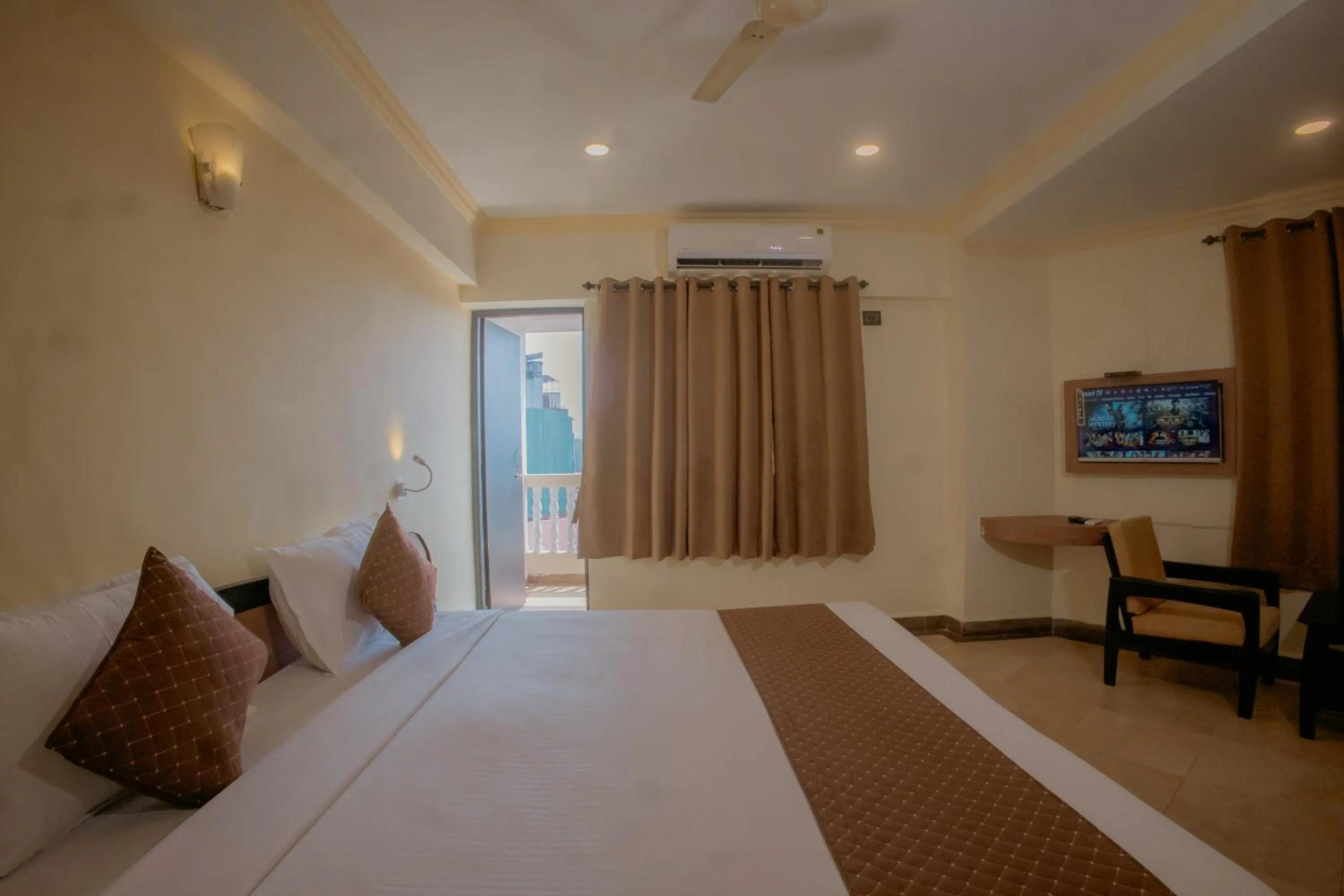 Bed in Om Shiv Hotel