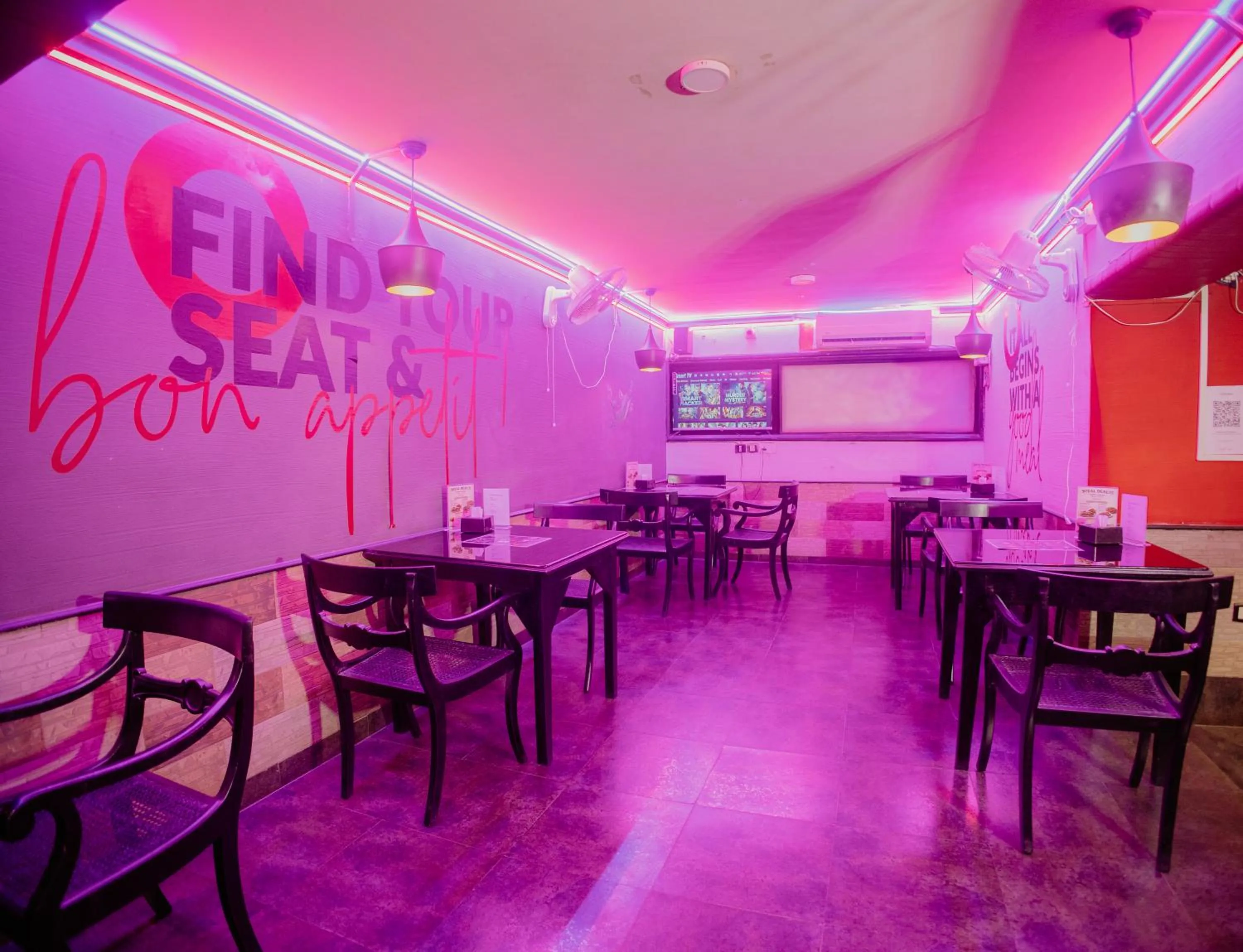 Restaurant/places to eat in Om Shiv Hotel