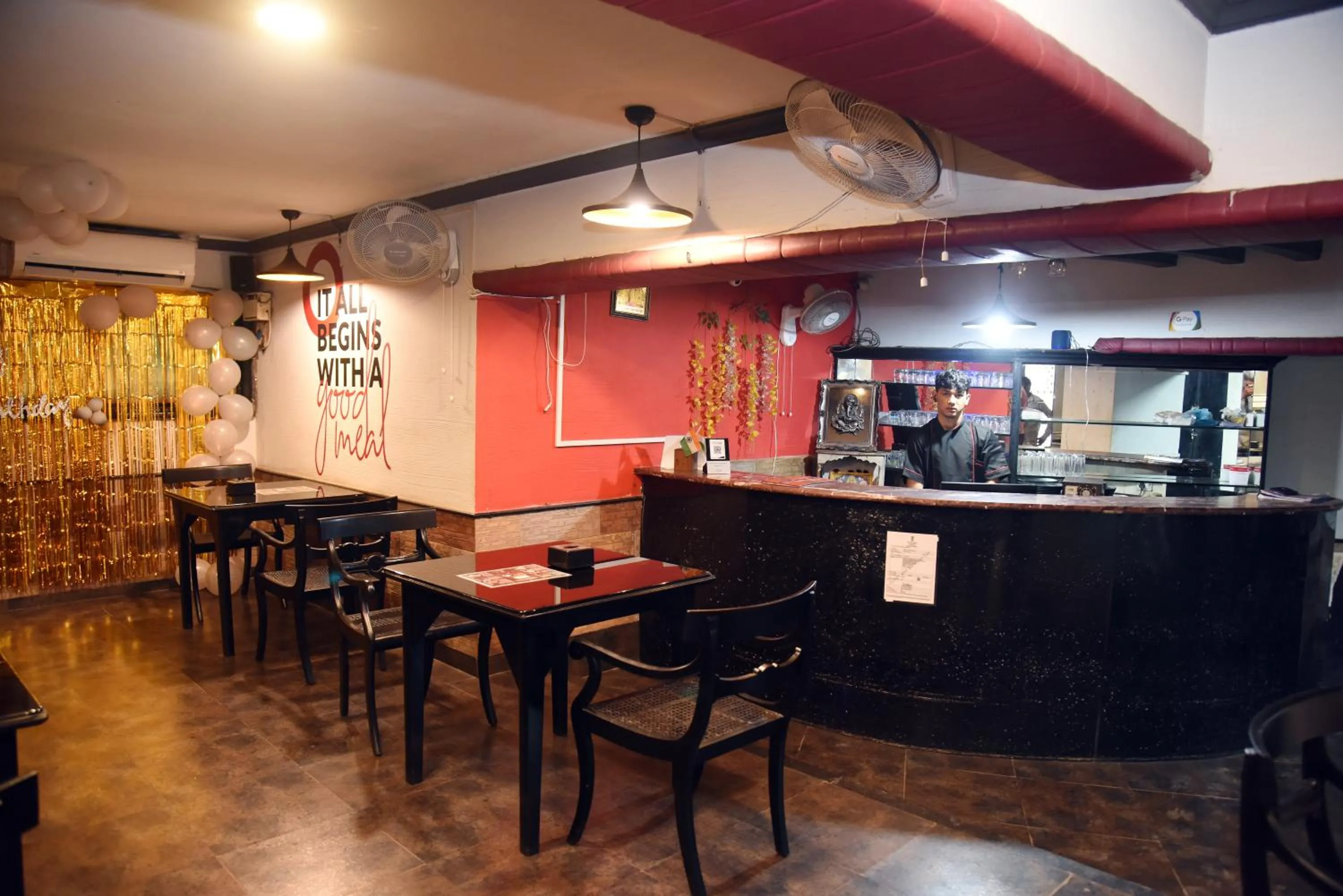 Restaurant/places to eat in Om Shiv Hotel