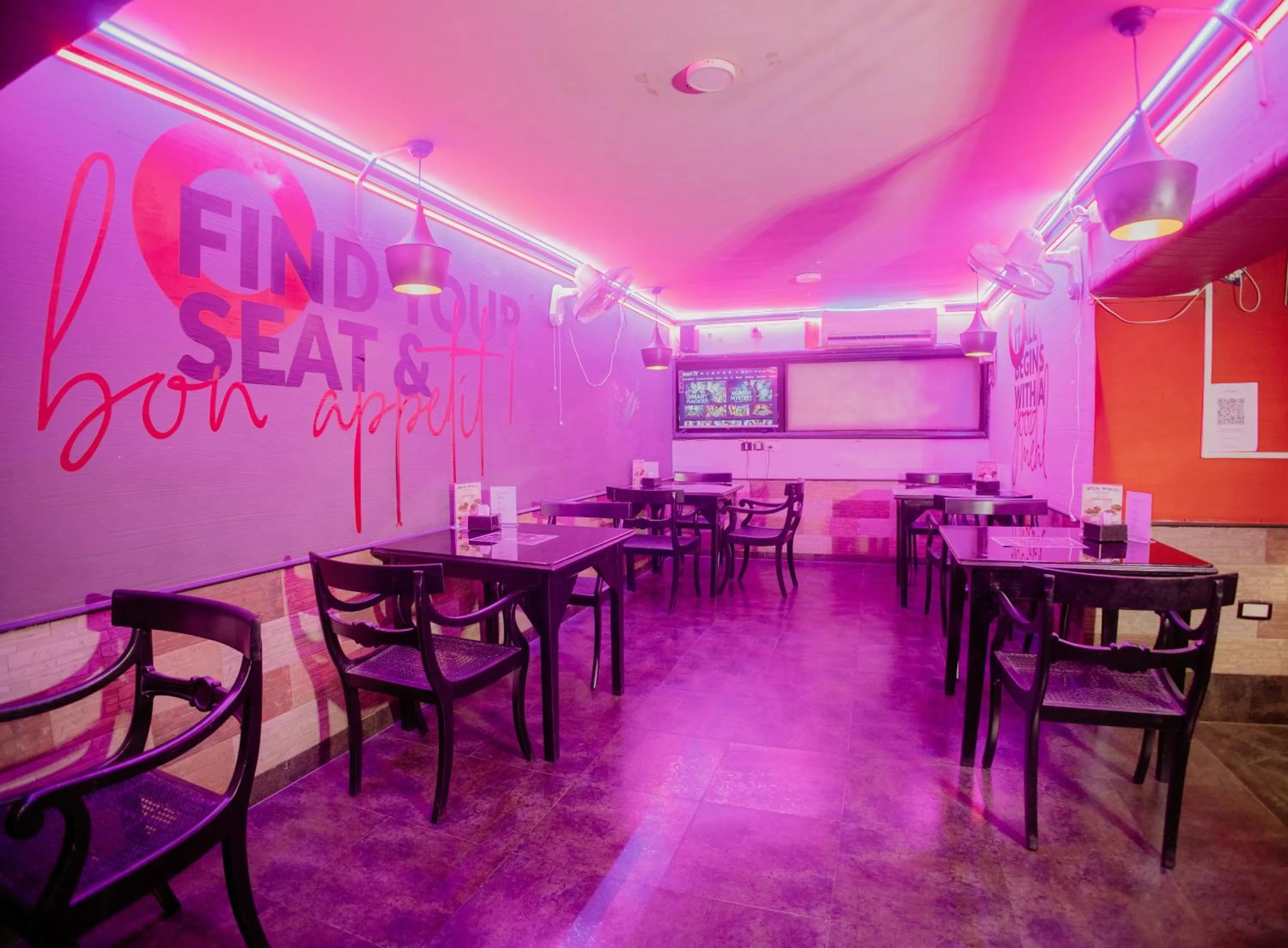Restaurant/places to eat in Om Shiv Hotel