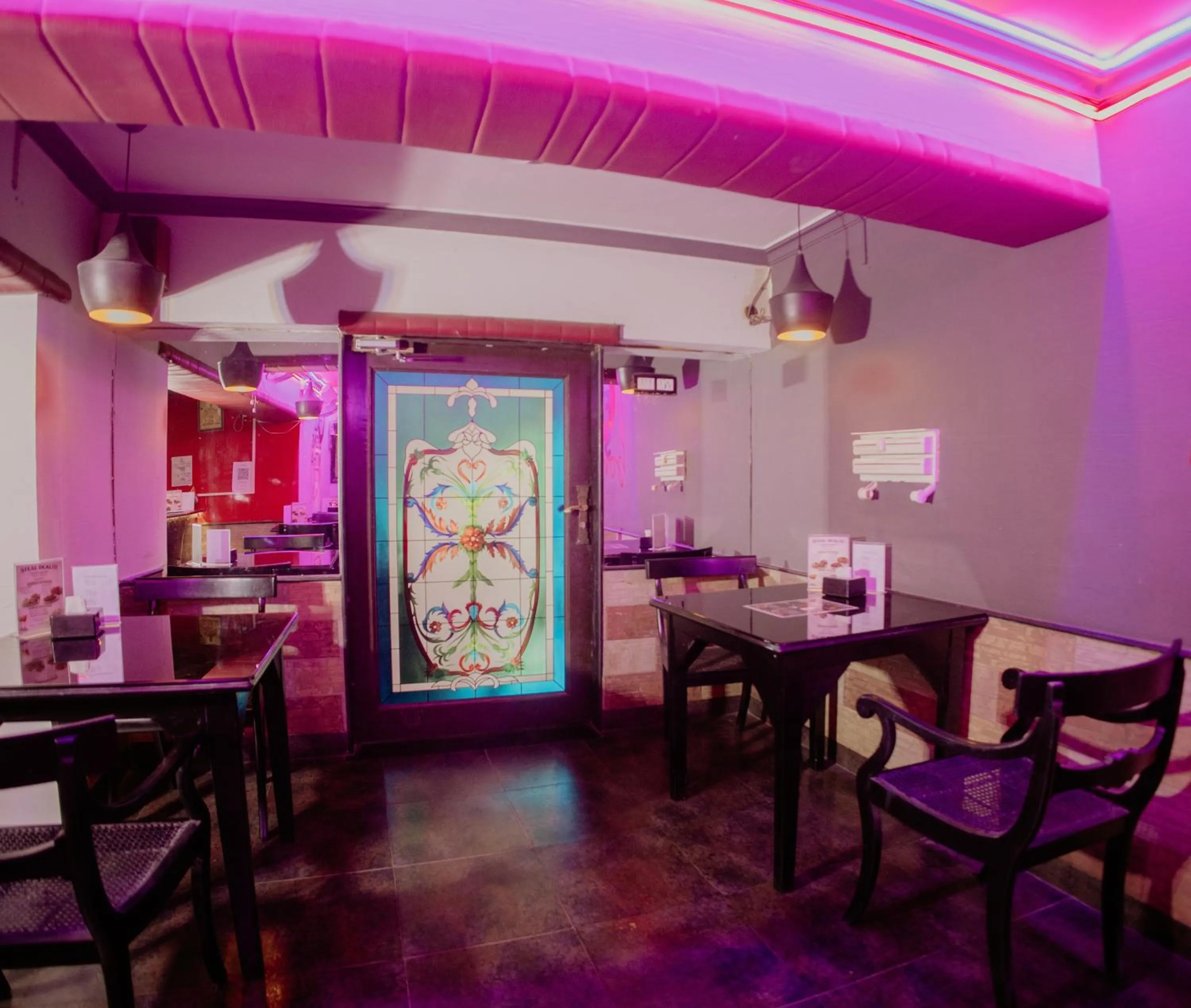 Restaurant/places to eat in Om Shiv Hotel