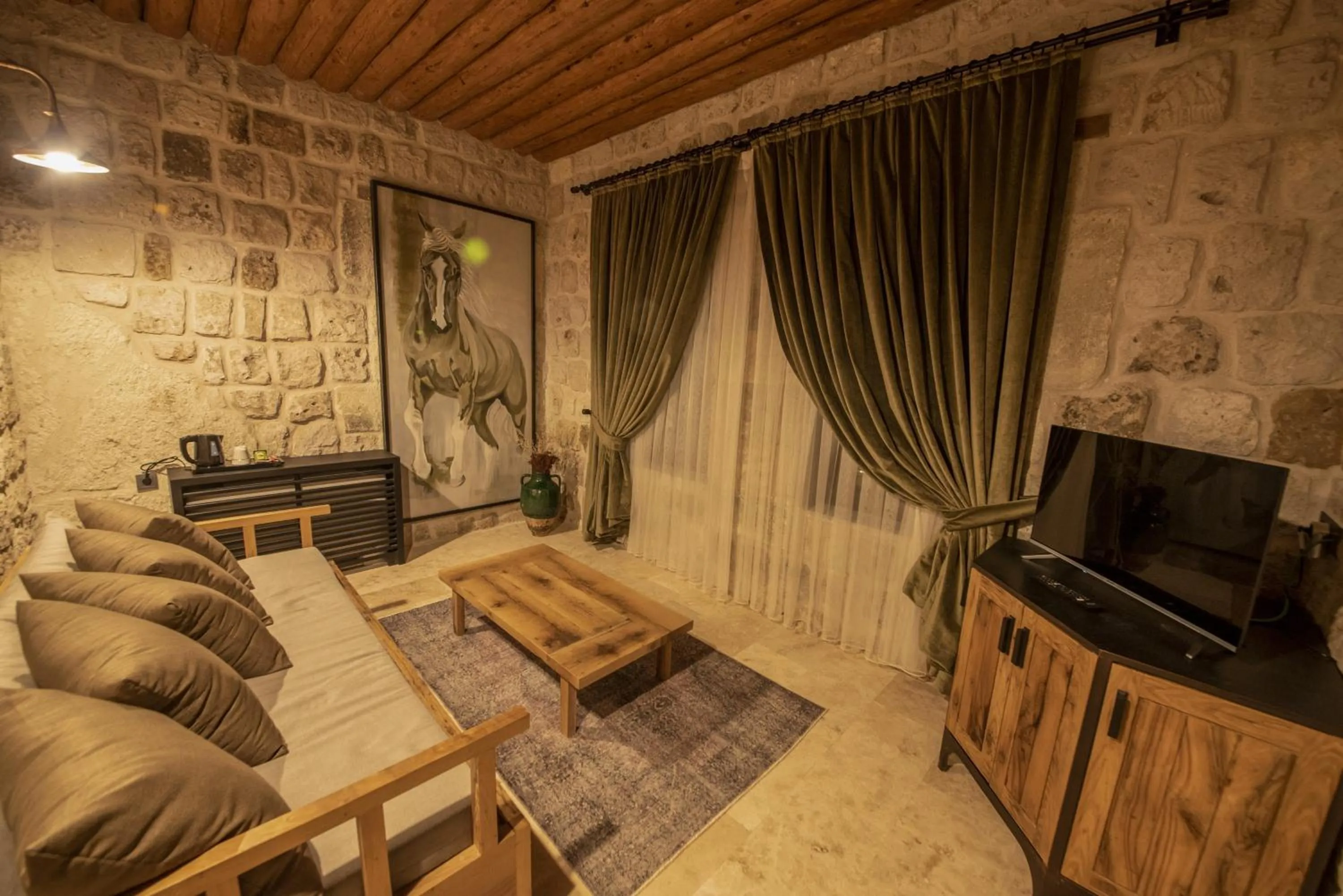 Communal lounge/ TV room in Luvi Cave Hotel