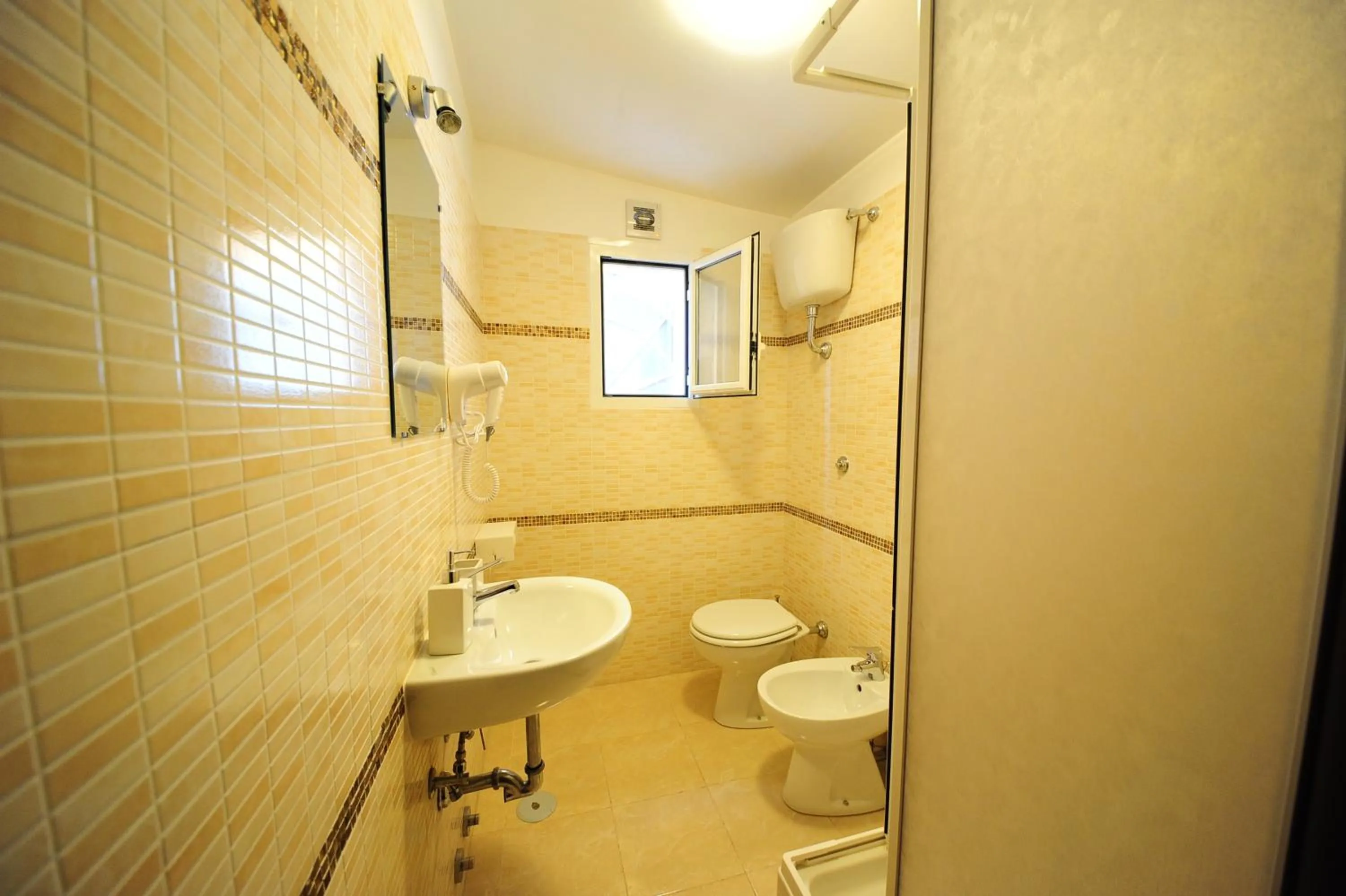 Bathroom in Hotel Mosaic Central Rome