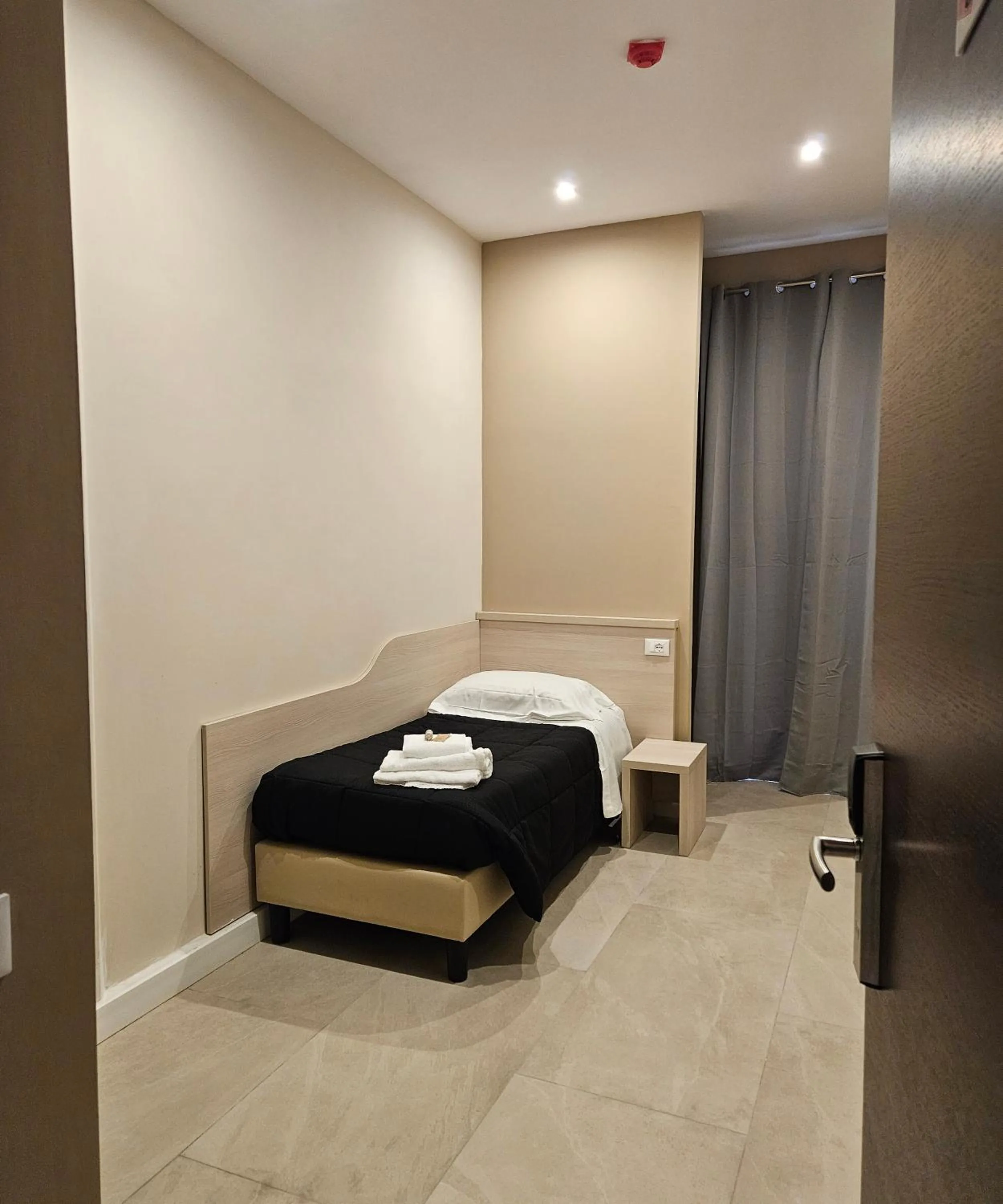 Bed in Hotel Mosaic Central Rome