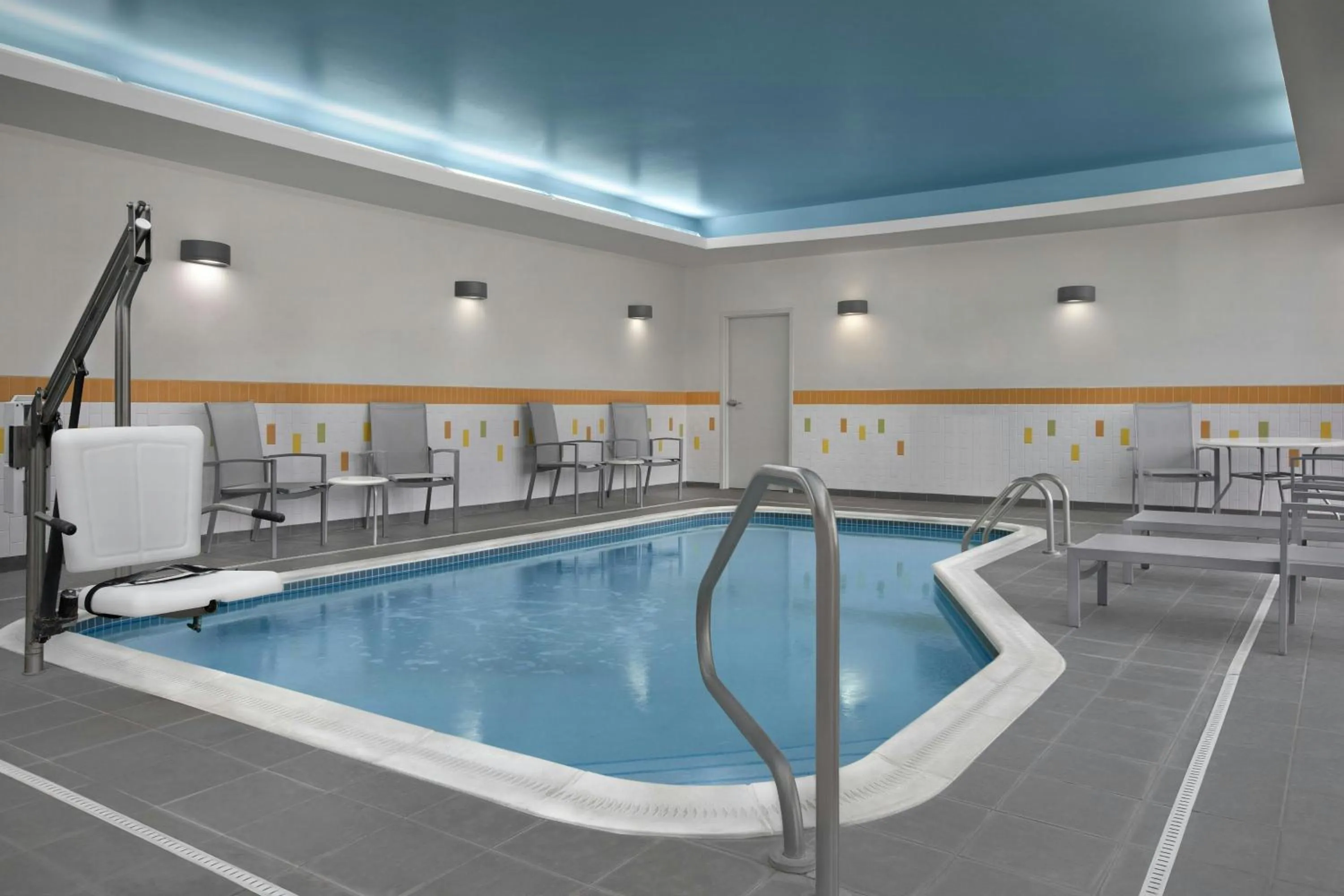 Swimming pool in Fairfield Inn & Suites by Marriott Jeffersonville I-71