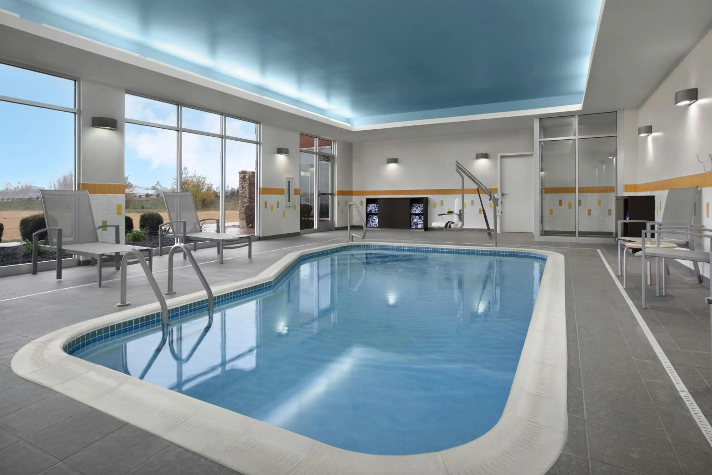 Swimming pool in Fairfield Inn & Suites by Marriott Jeffersonville I-71