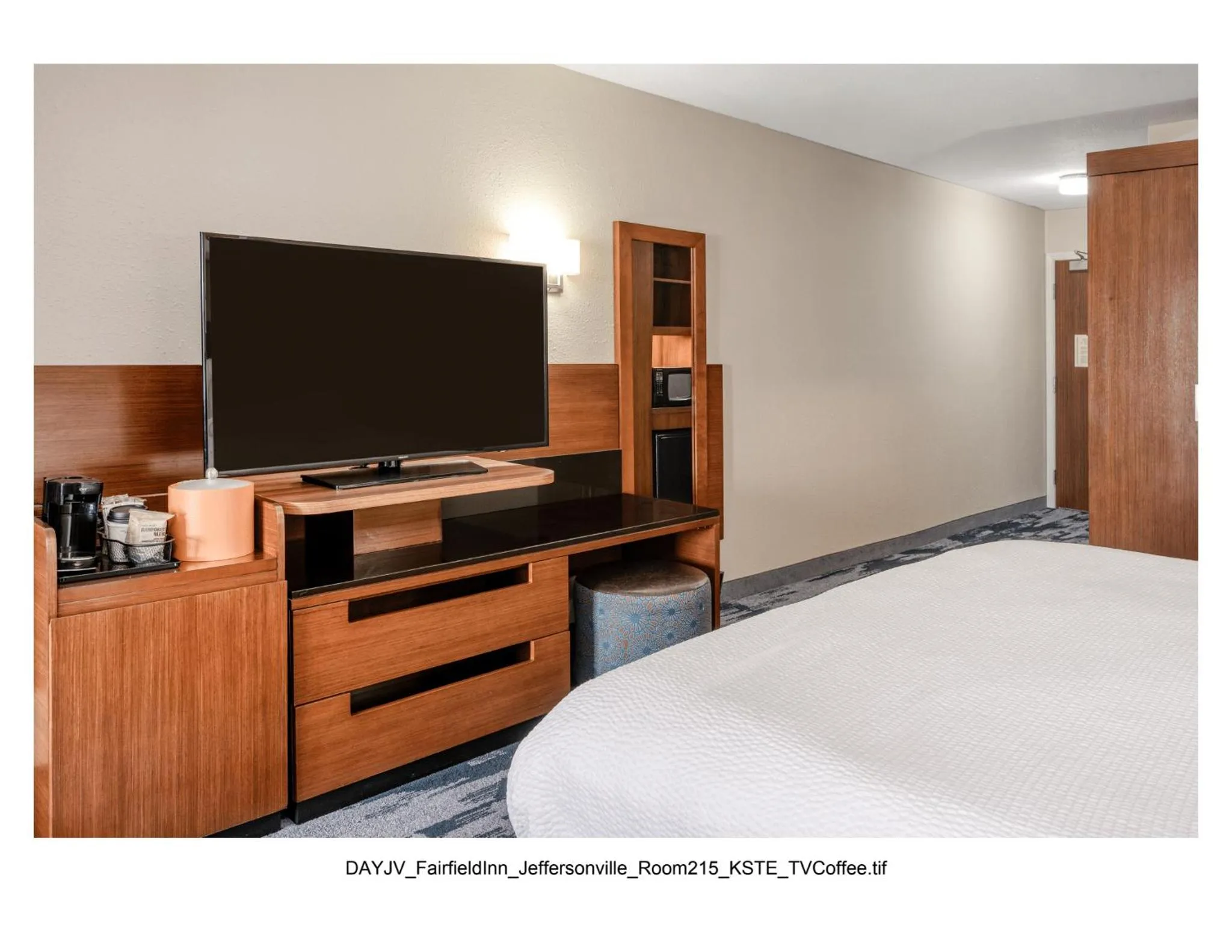 Bed in Fairfield Inn & Suites by Marriott Jeffersonville I-71